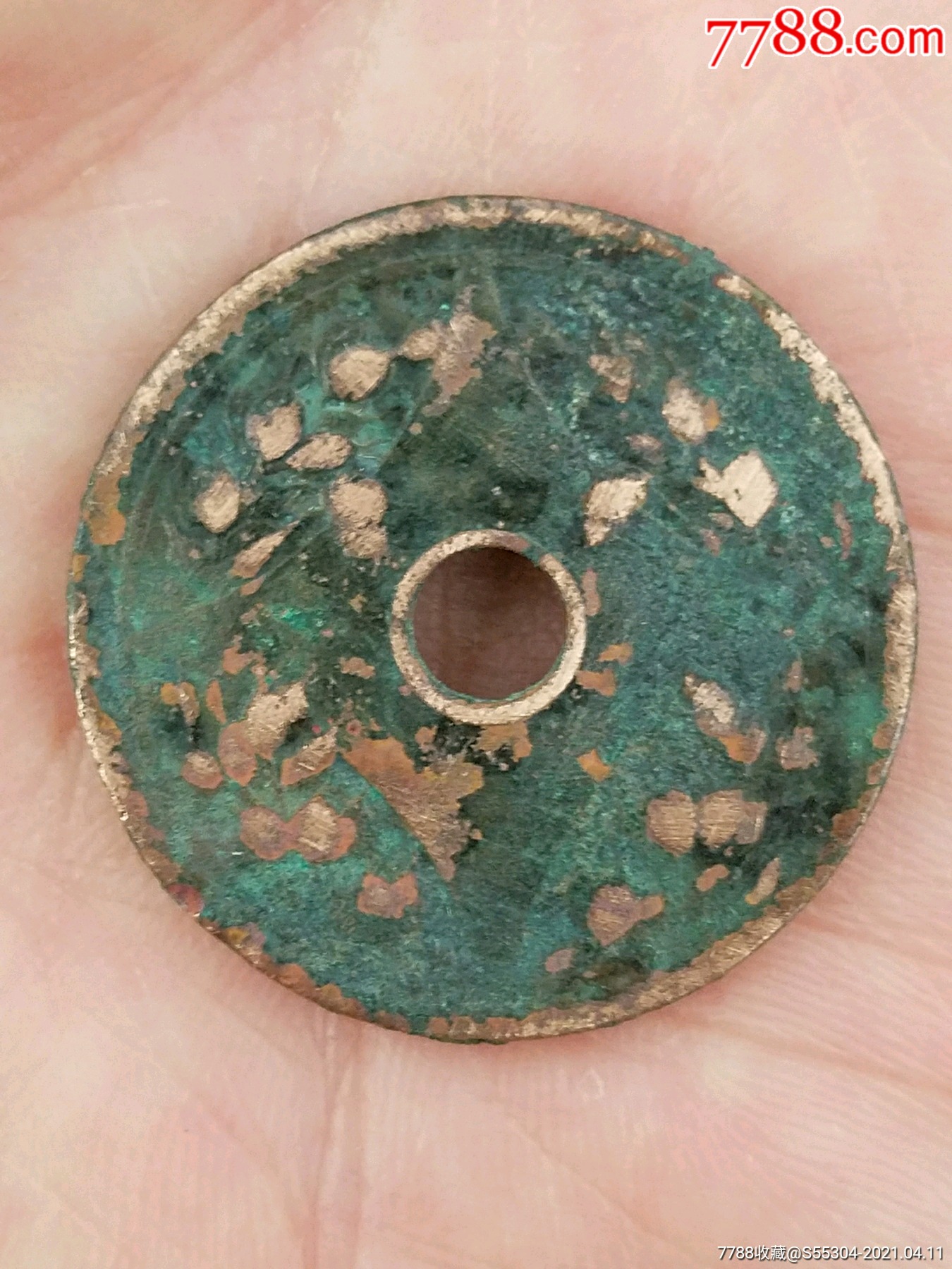 中间圆孔的古币的图片图片