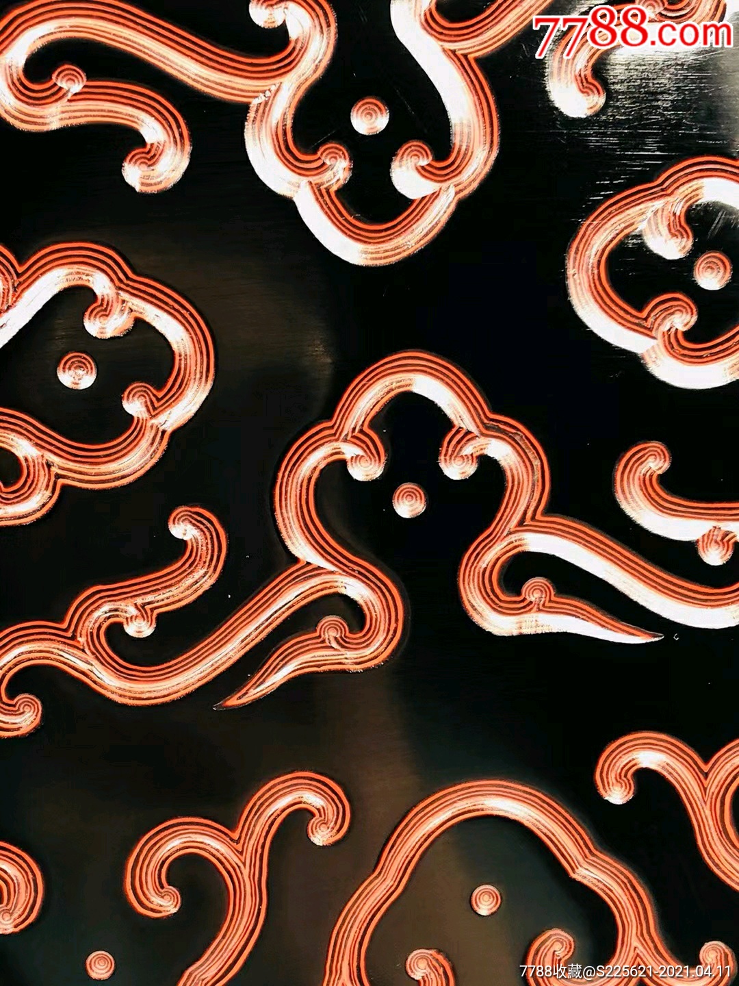 创汇时期剔犀如意卷草纹案几