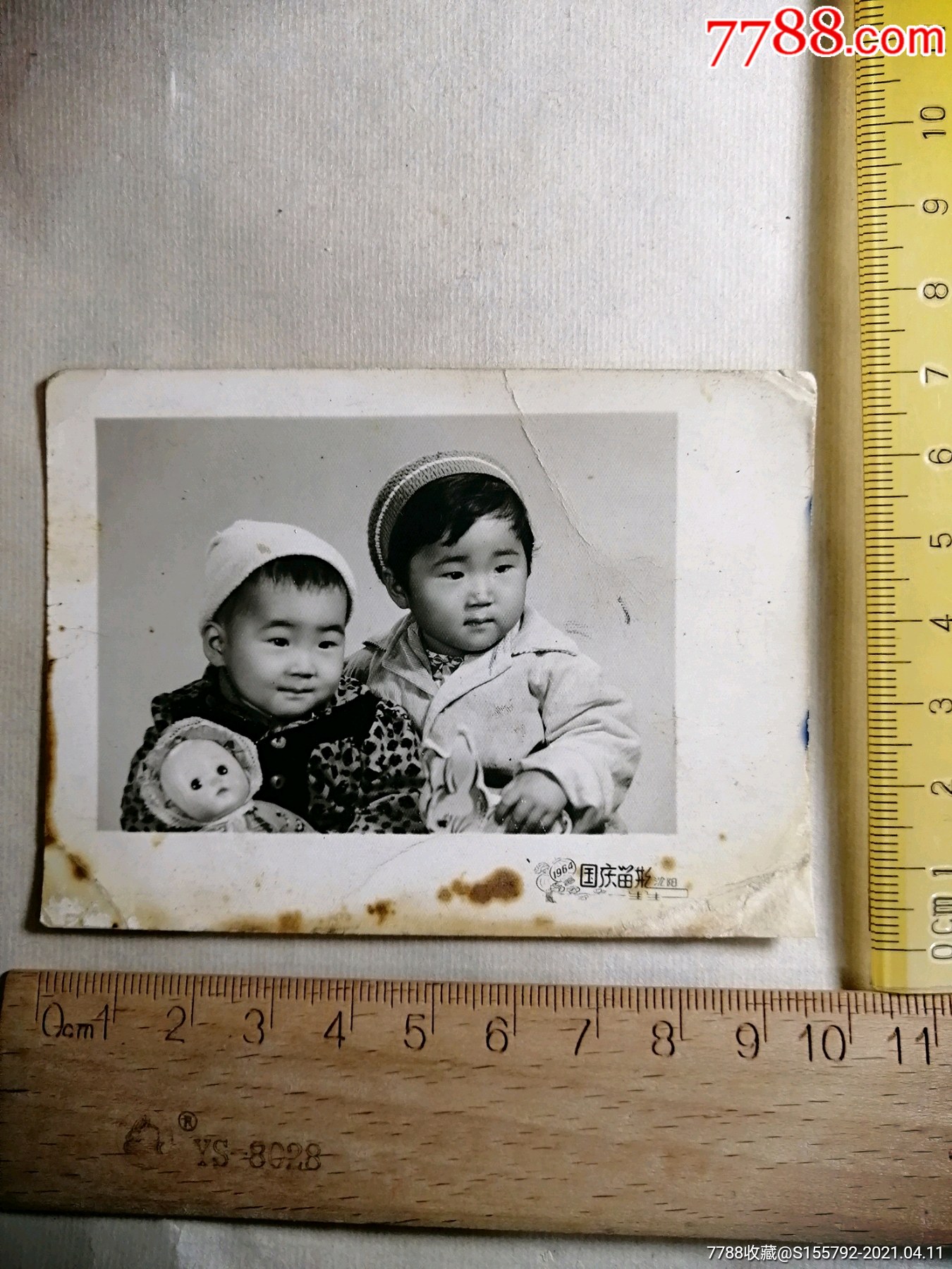 孩子抱着玩具娃娃.1964.沈阳生生