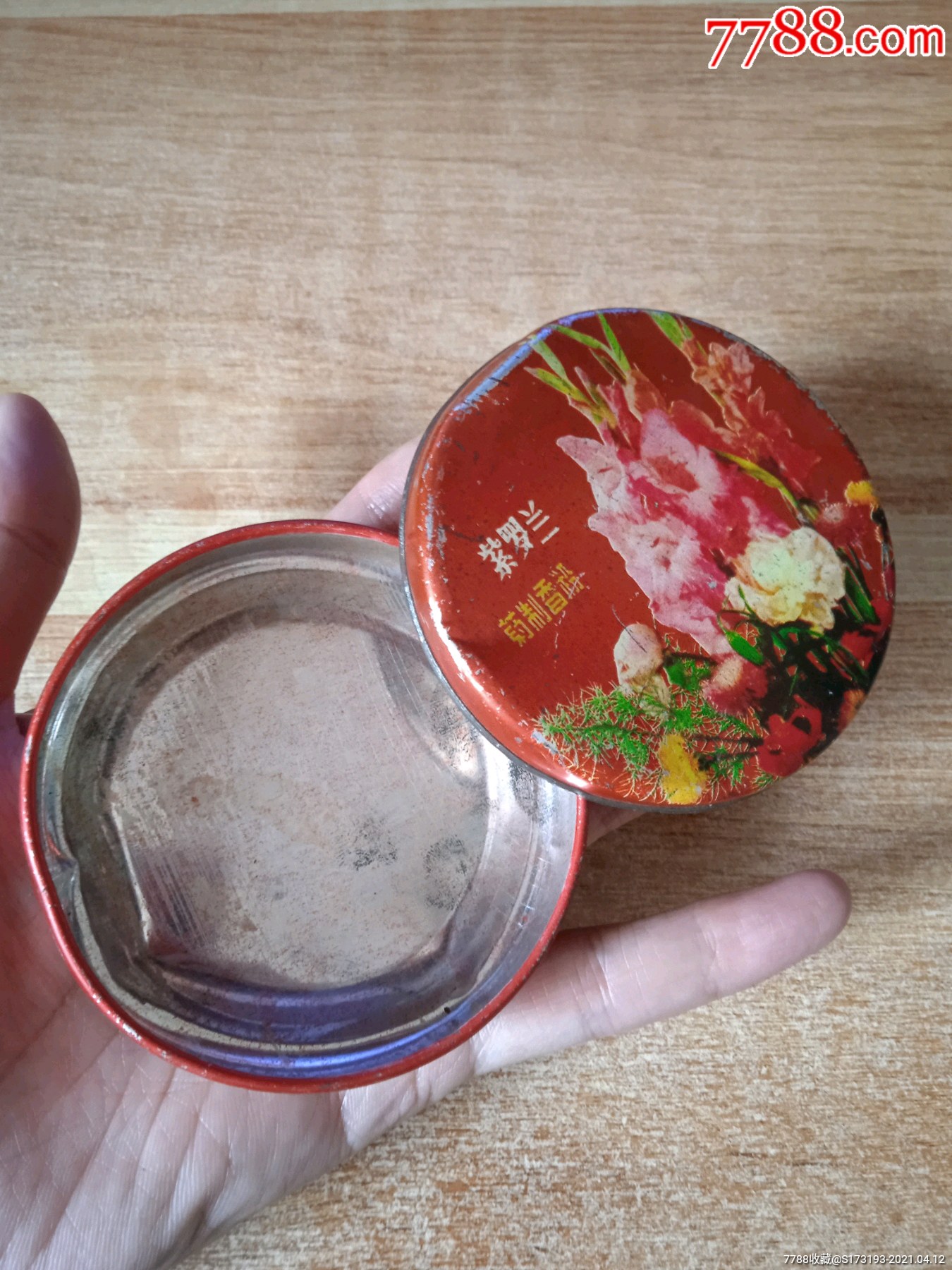 80年代紫罗兰香粉老盒子有些压痕掉漆锈迹等岁月痕迹品弱