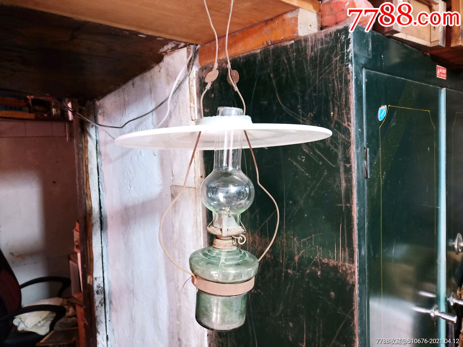 民国带罩煤油挂灯