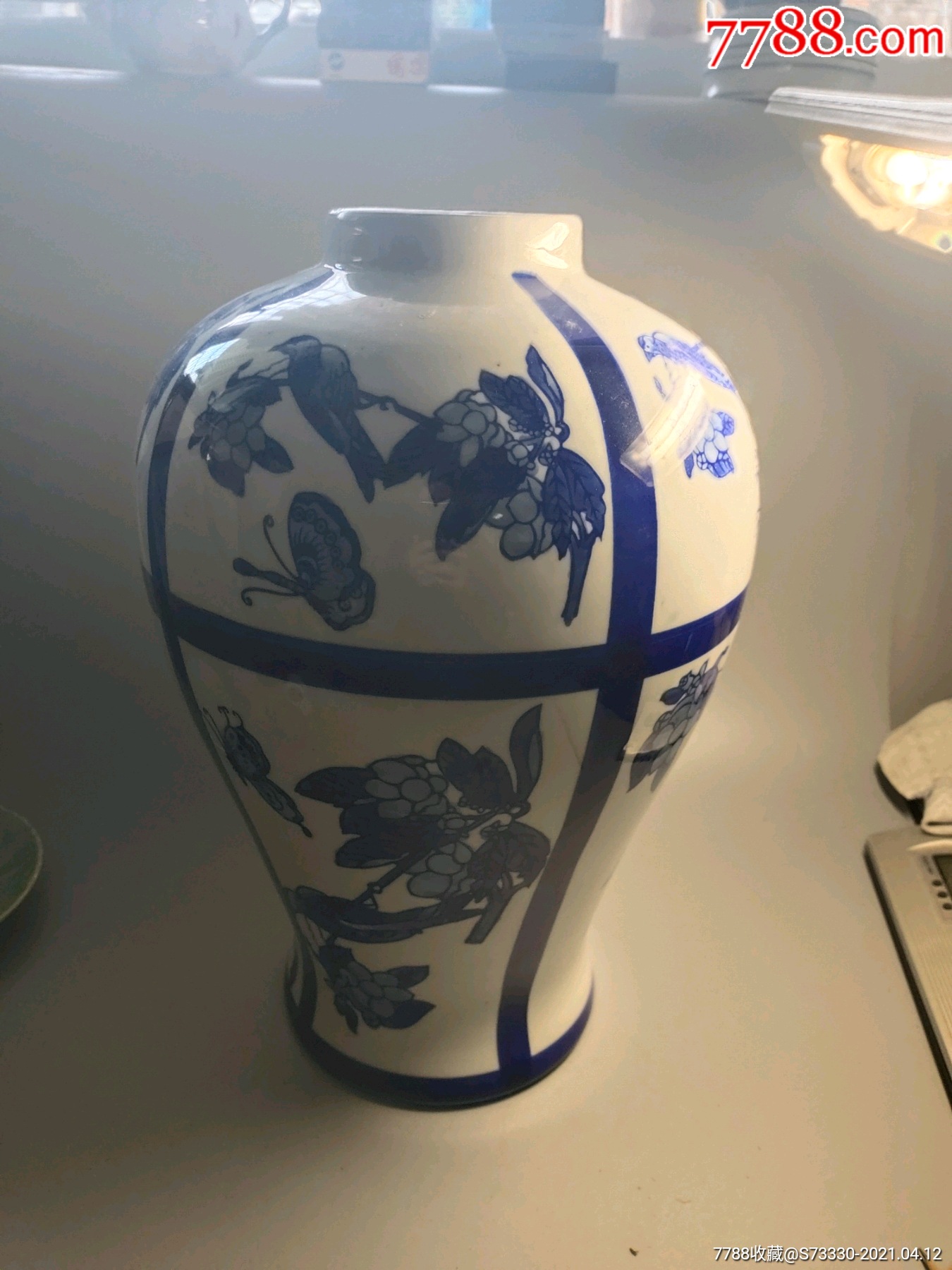 现代手绘青花大梅瓶一只