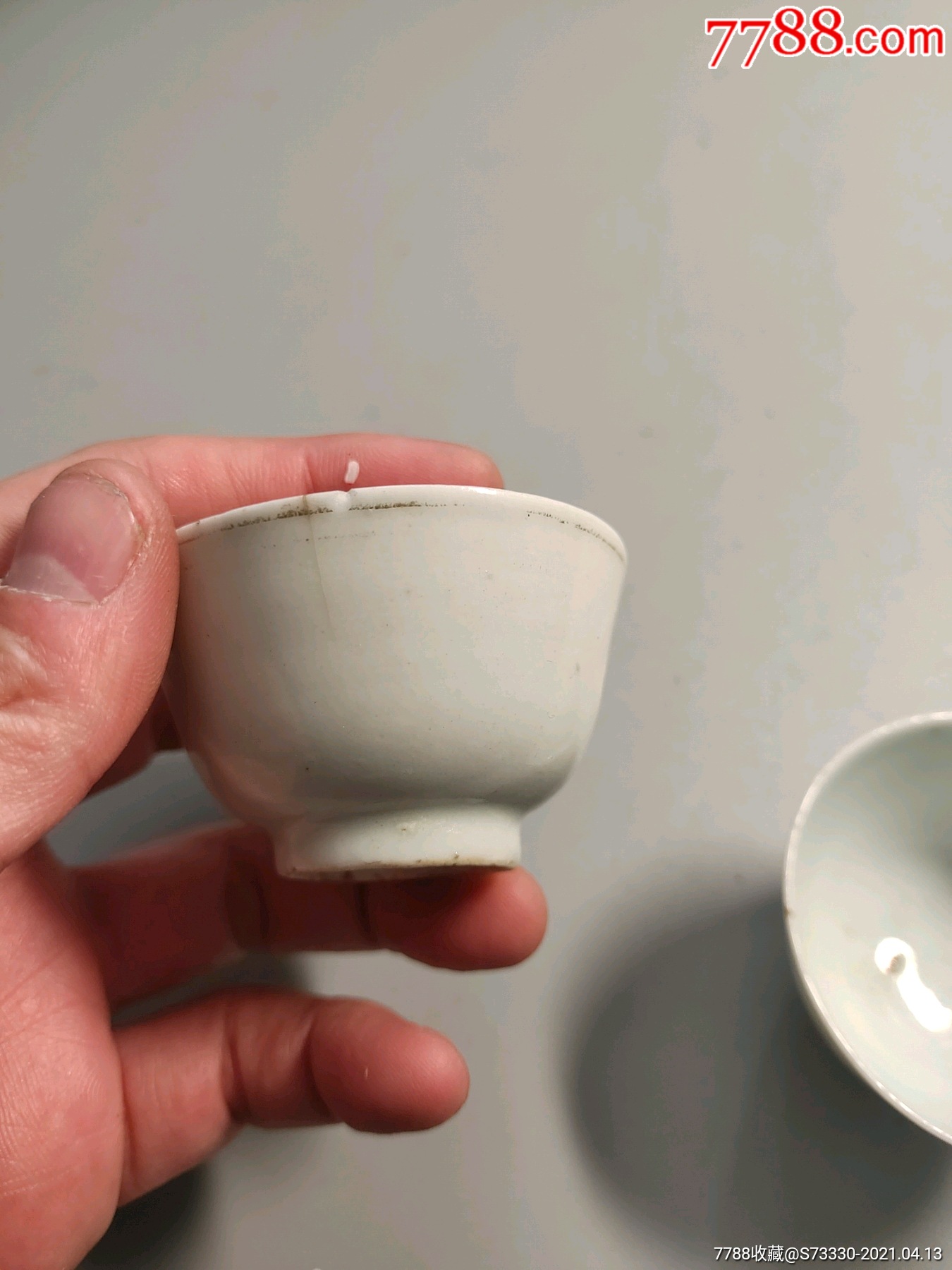 民国白瓷小酒杯一对,开线