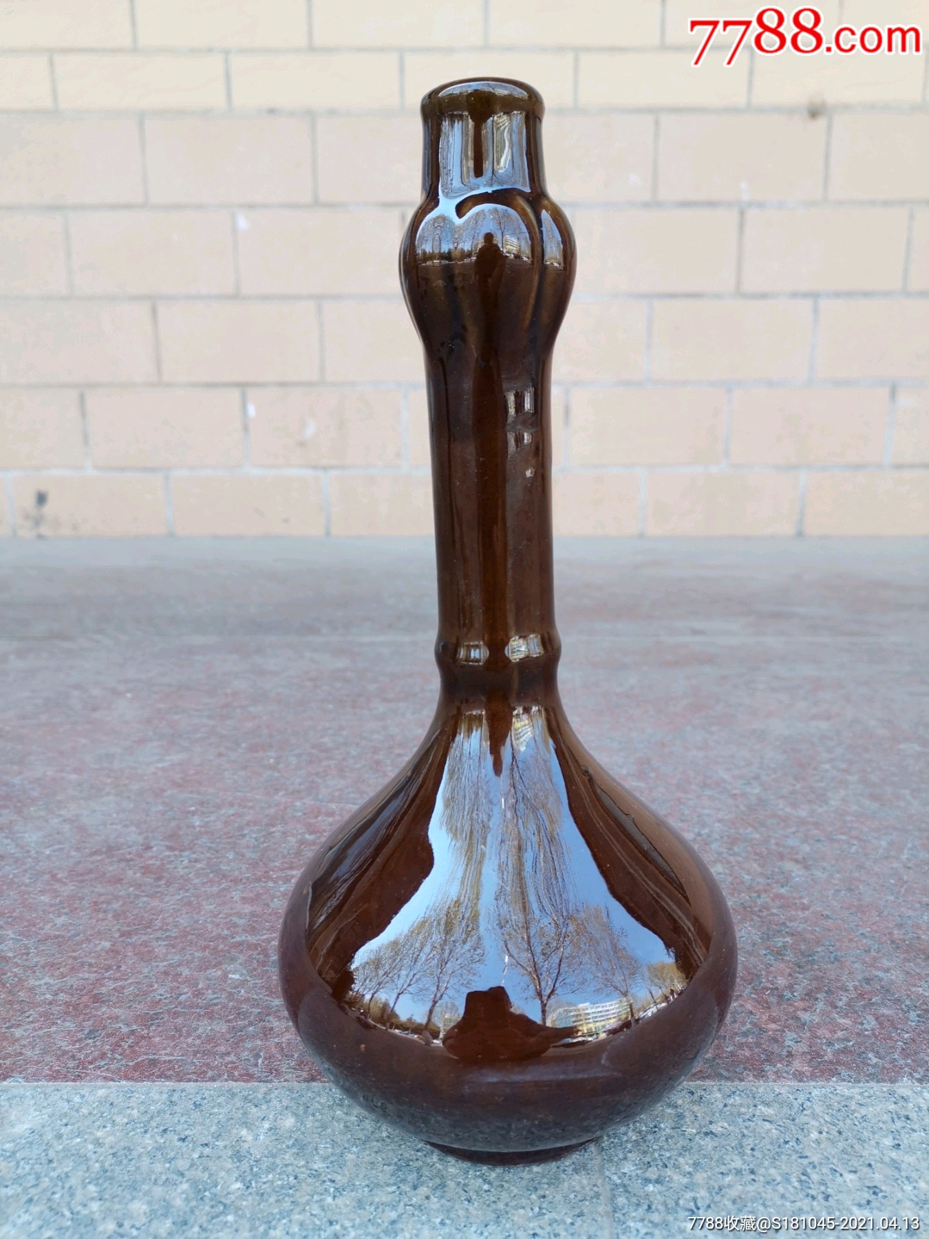 釉水一流的酱秞瓷蒜头瓶一个