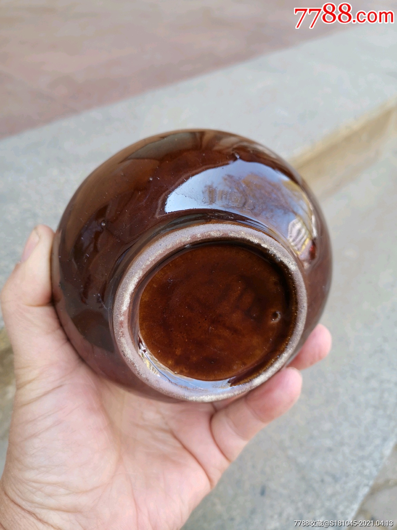 釉水一流的酱秞瓷蒜头瓶一个