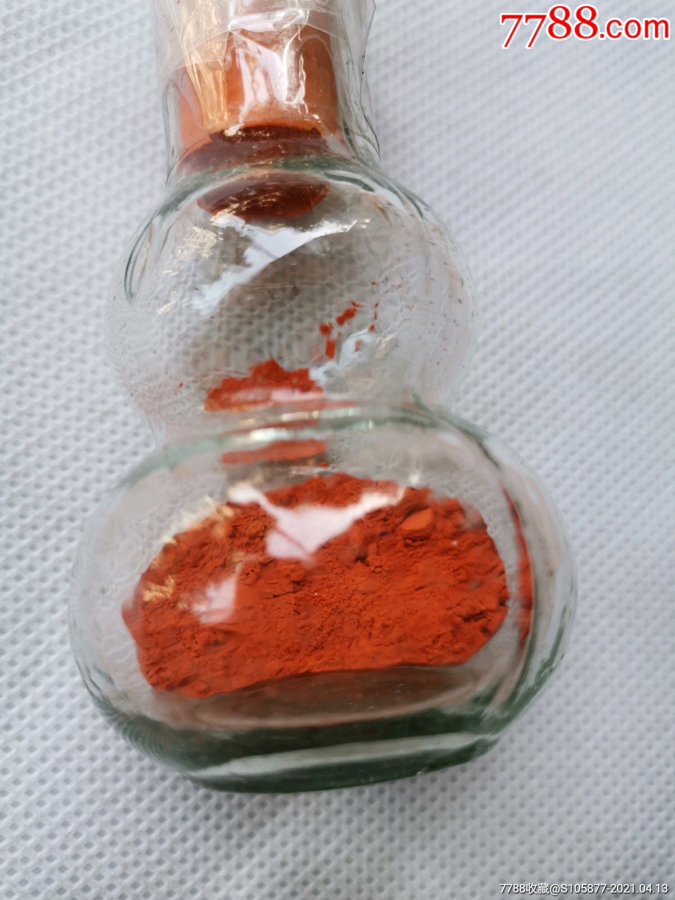 玻璃瓶装的一点朱砂