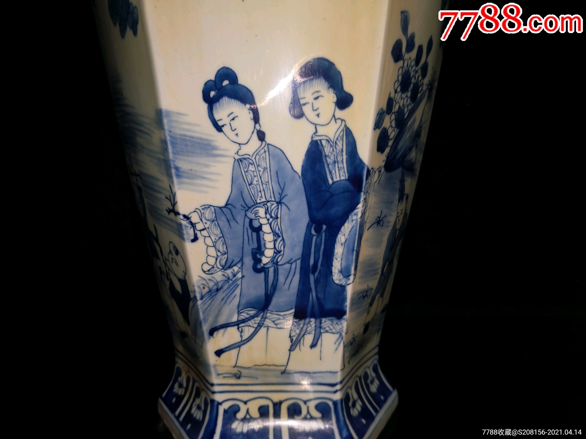 清～青花人物六方花瓶一对