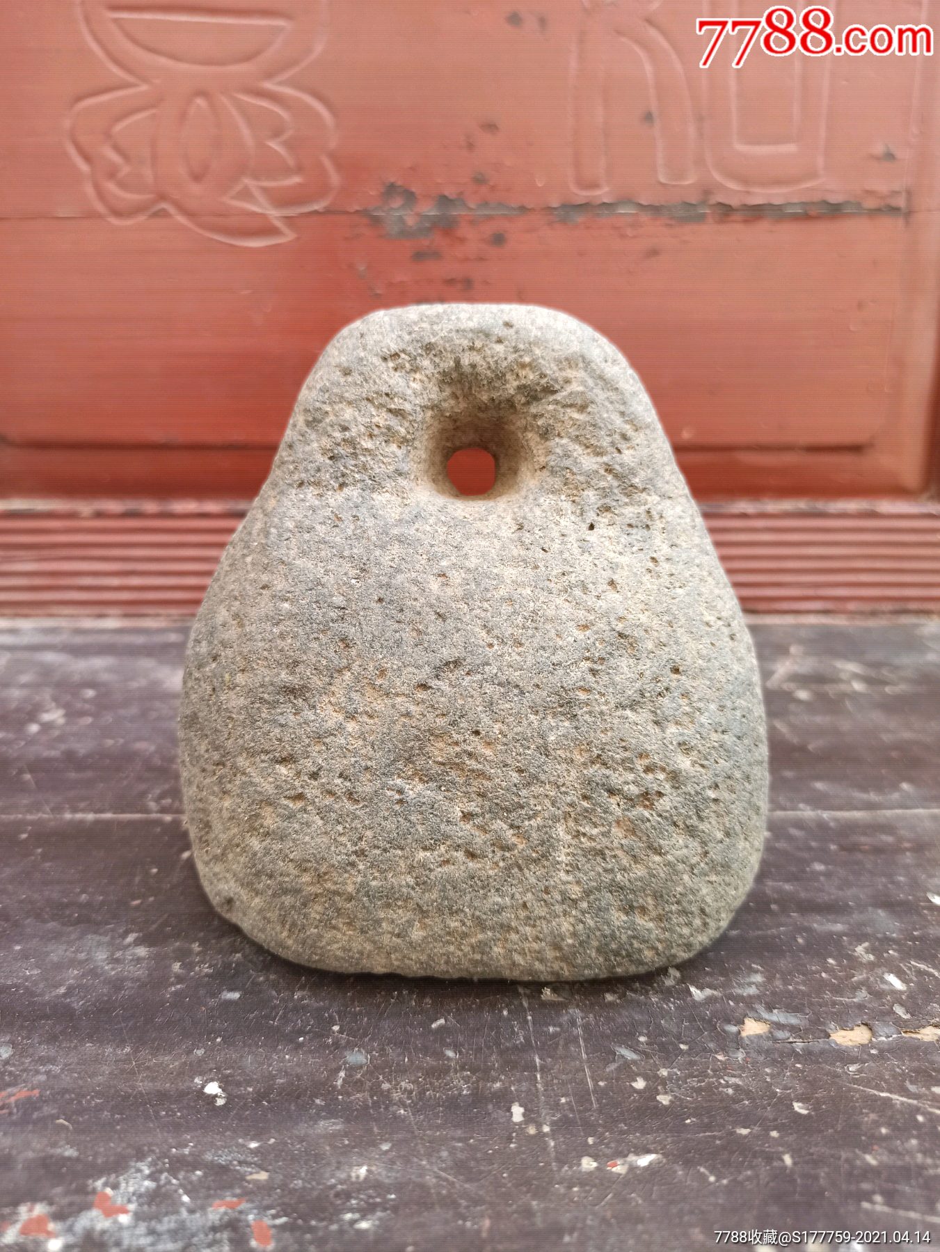 古代有用石权象征权利的做法,官员们在履行权力