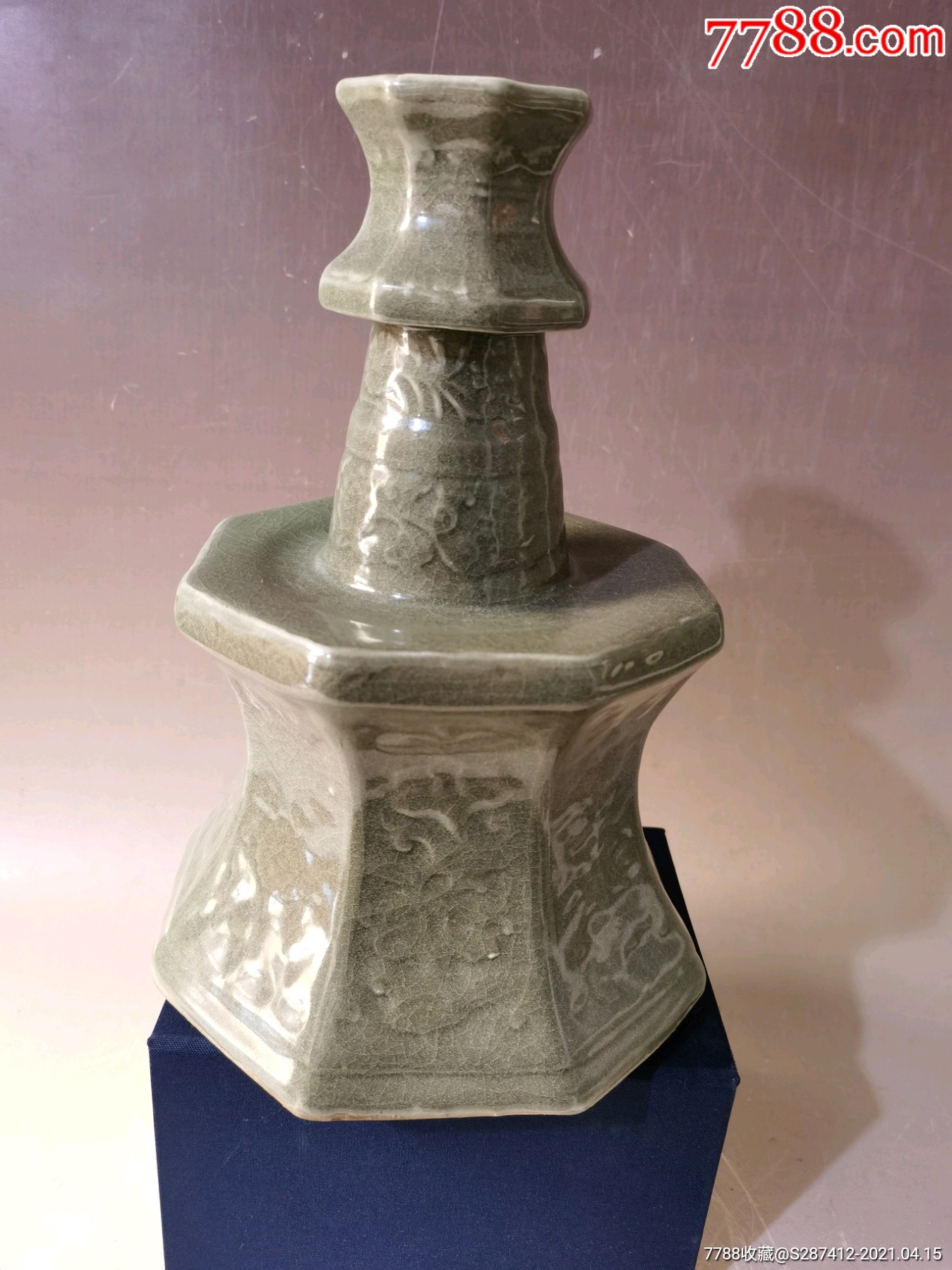 龙泉窑刻花蜡烛台