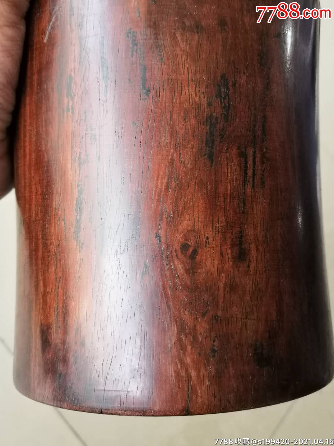 黄花梨笔筒,中间束腰,鬼脸很多,花纹漂亮,品相一流,有很高的收藏价值