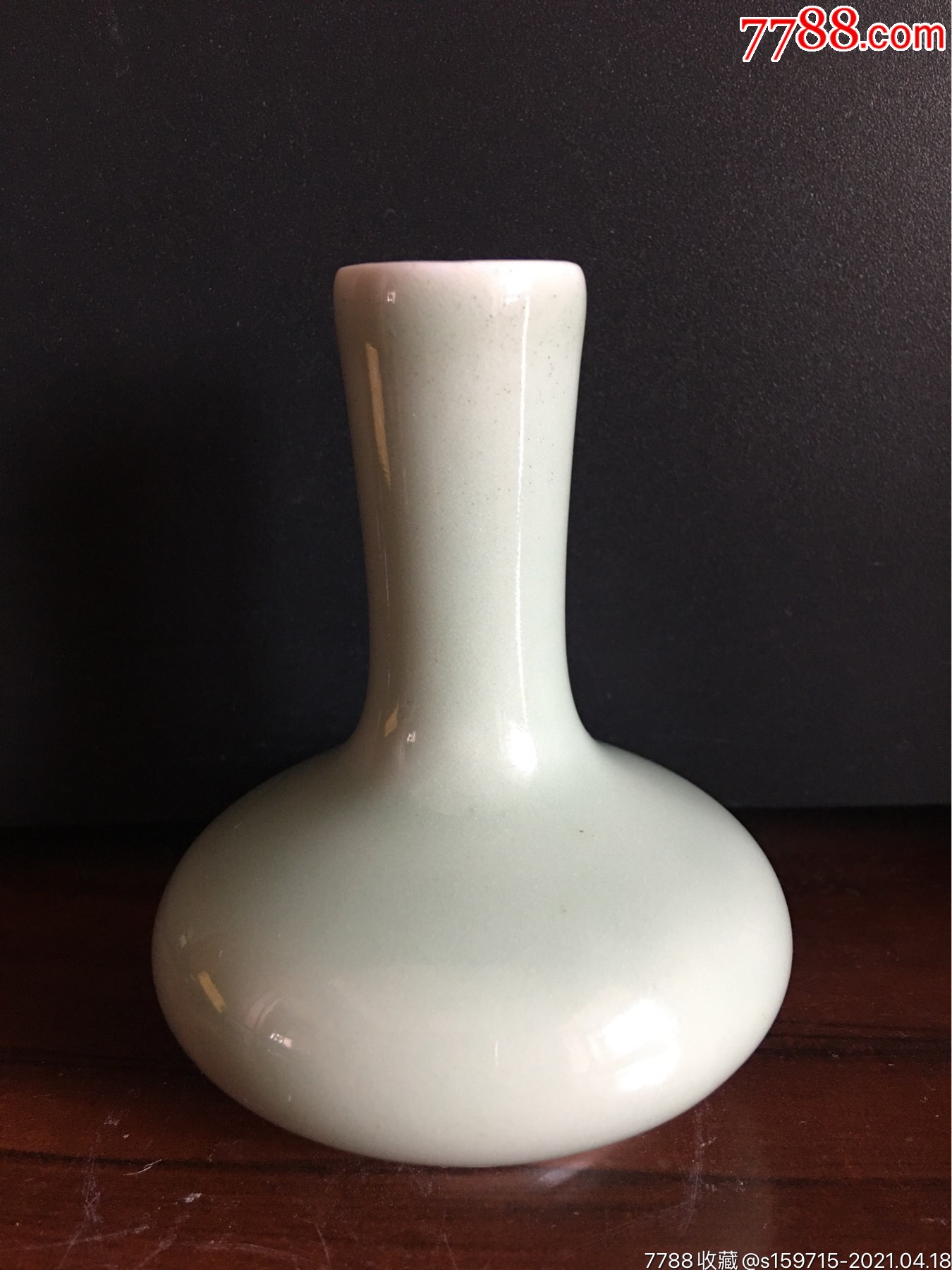 清代龙泉窑豆青釉赏瓶