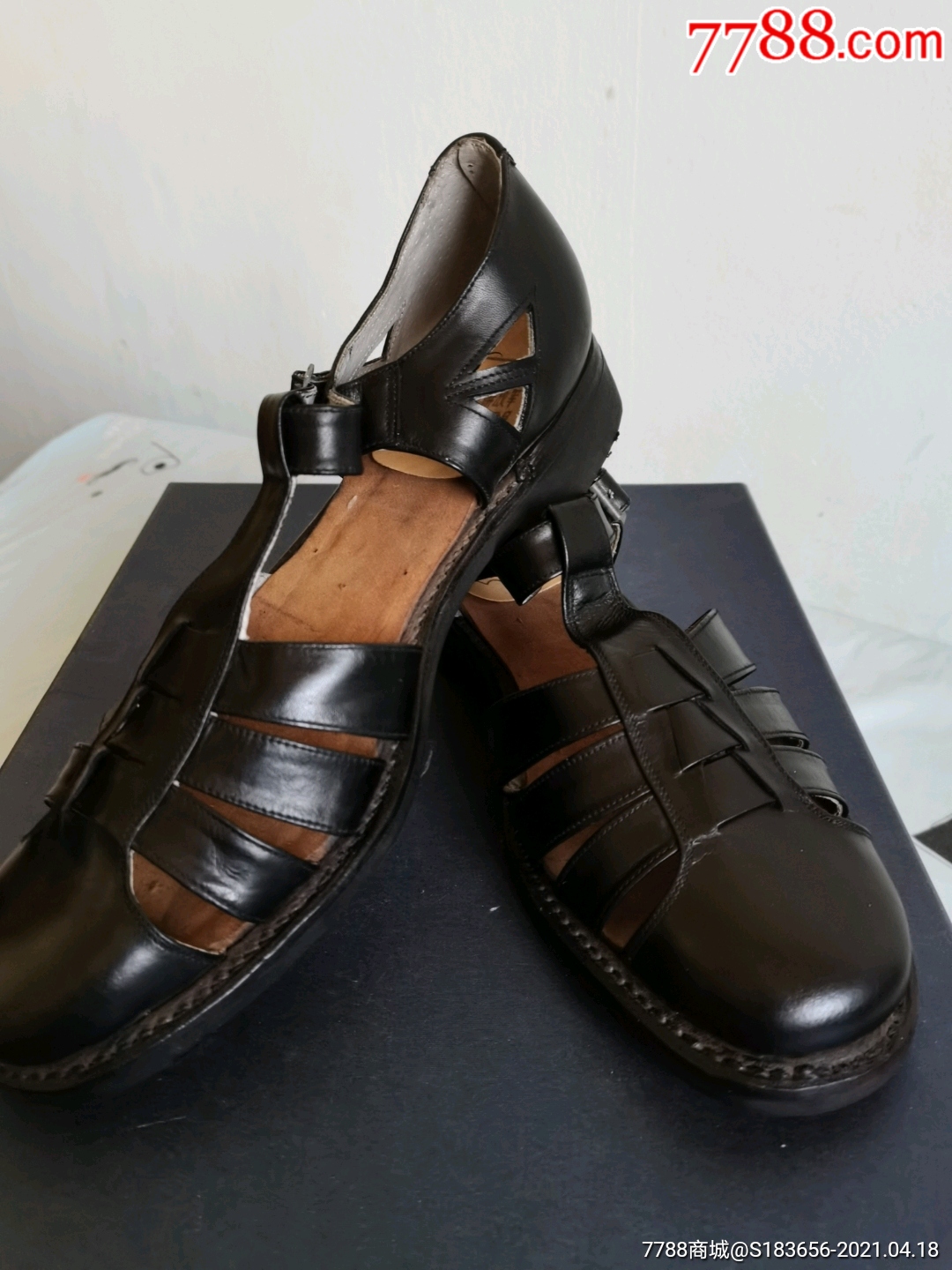 老式三条皮凉鞋