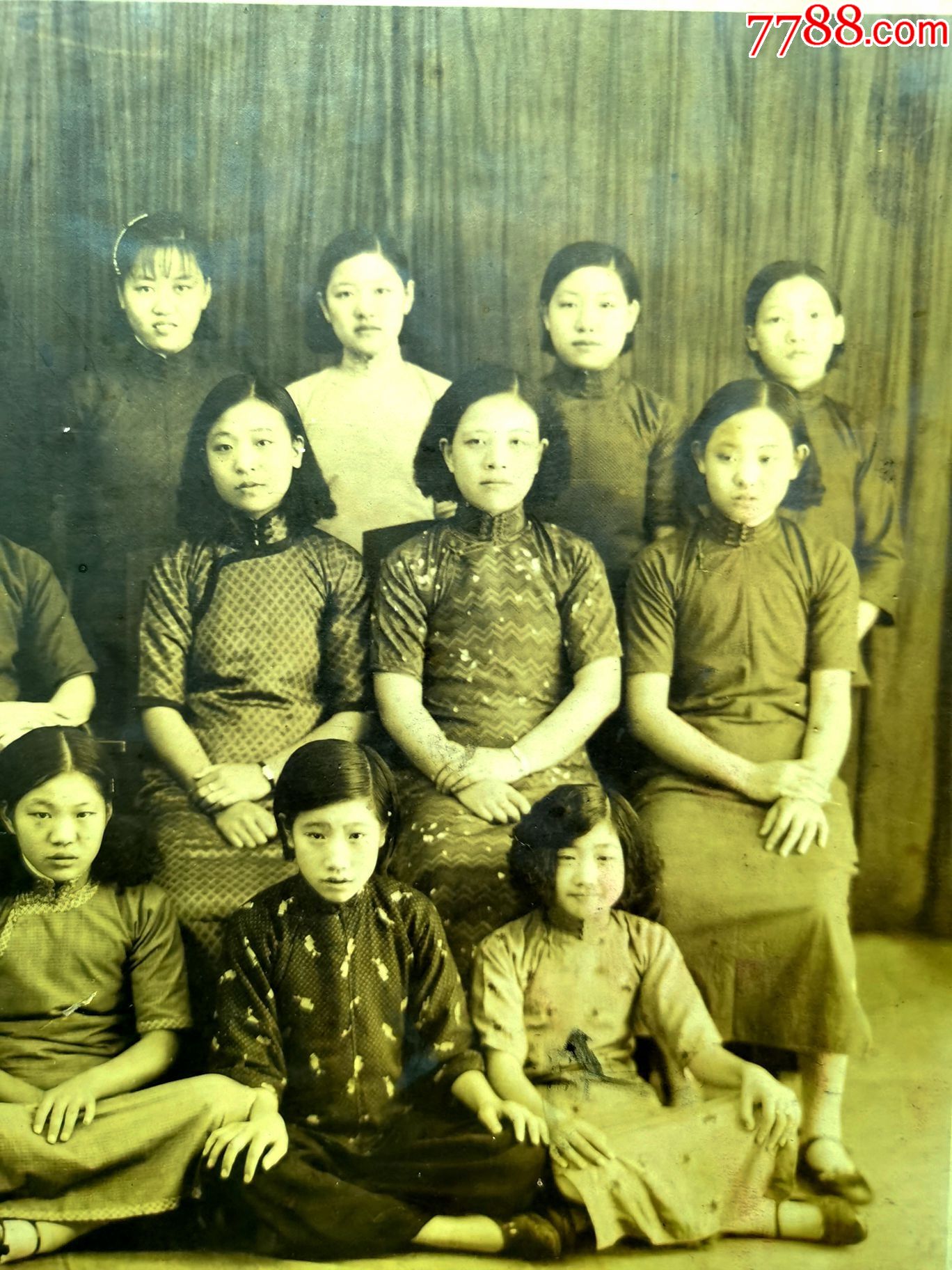 1935年上海浩华妇女补*学校,很多穿旗袍的,尺寸27x21