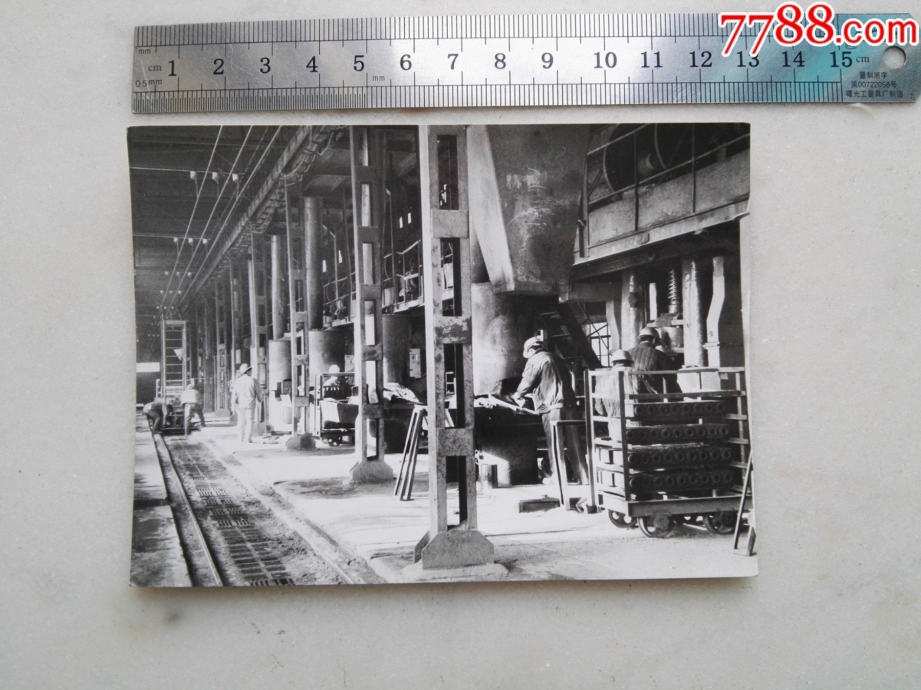 滚动鼠标滚轴,图片即可轻松放大,缩小更多"老照片