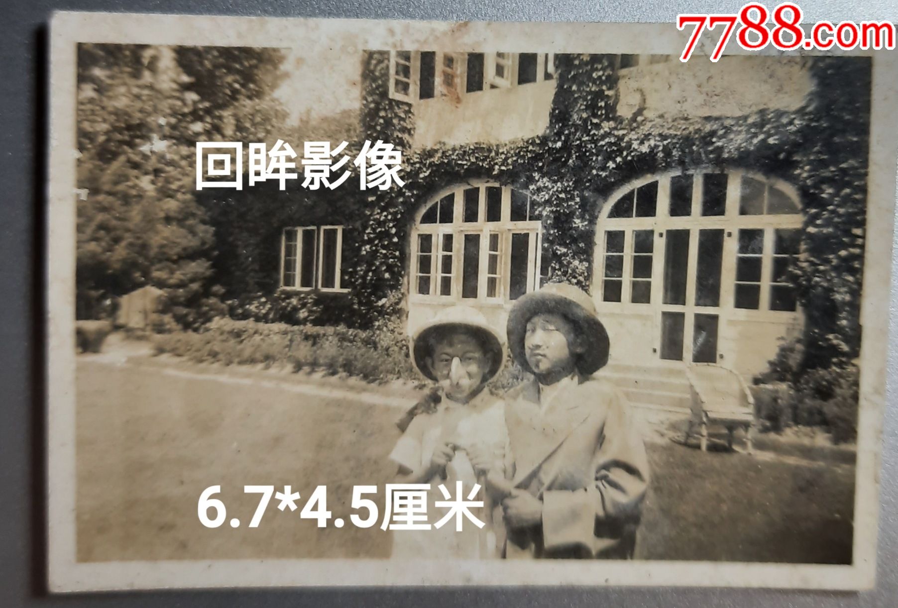 民国别墅前儿童装扮洋人