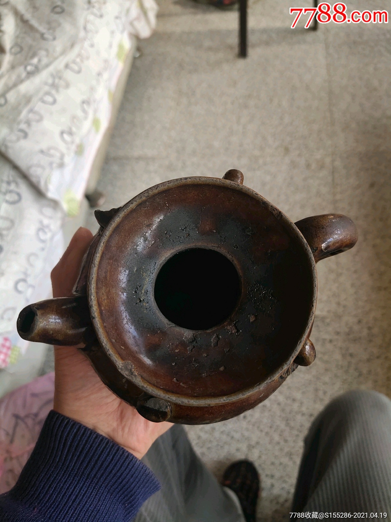 清代酱釉暗刻花四系盘口壶,品相如图,把有一线,有一个系磕掉了,盘口有