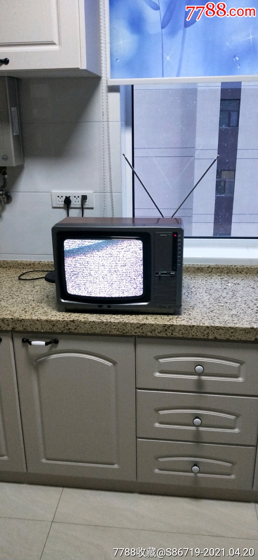 首页 零售 电视机 >> 日本进囗jⅤc一14寸小彩电【老时代怀旧屋】滚动