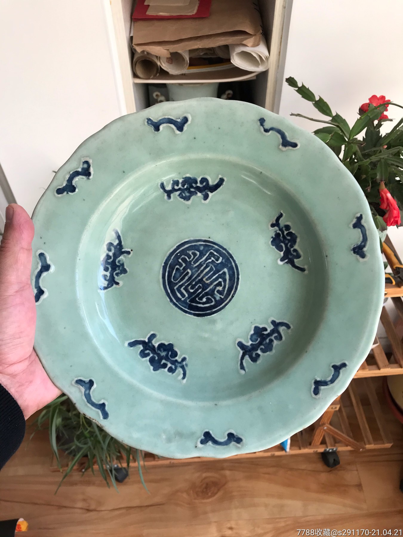 清中期五福捧寿豆青加白青花盘子