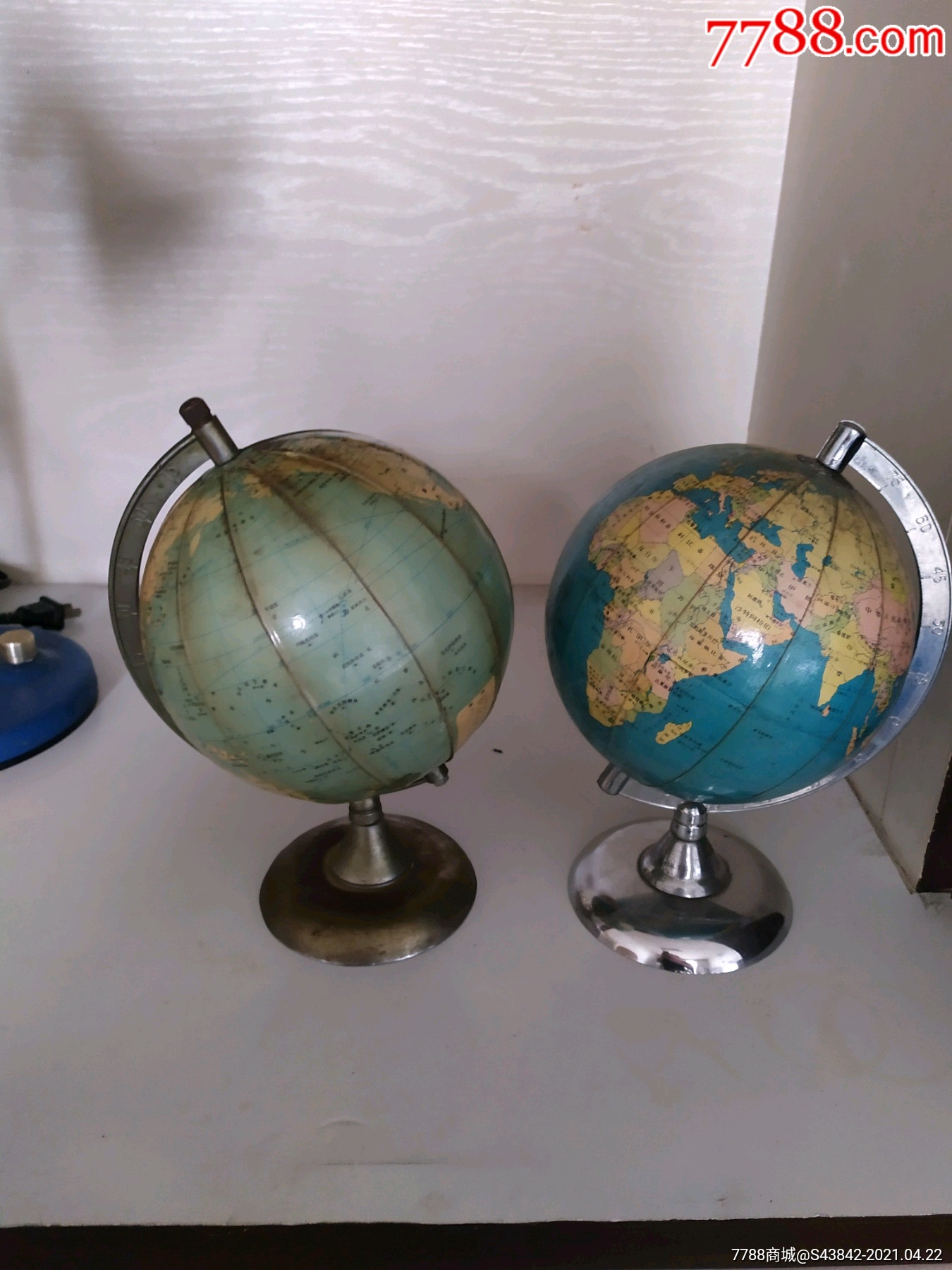 八十年代小号金属地球仪一对