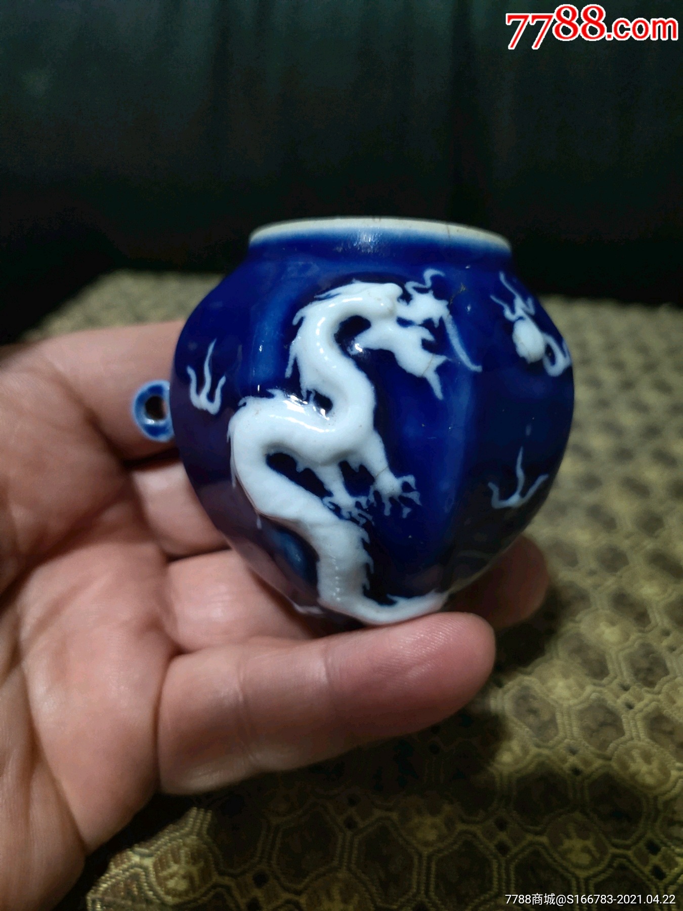 霁蓝釉龙纹鸟食罐