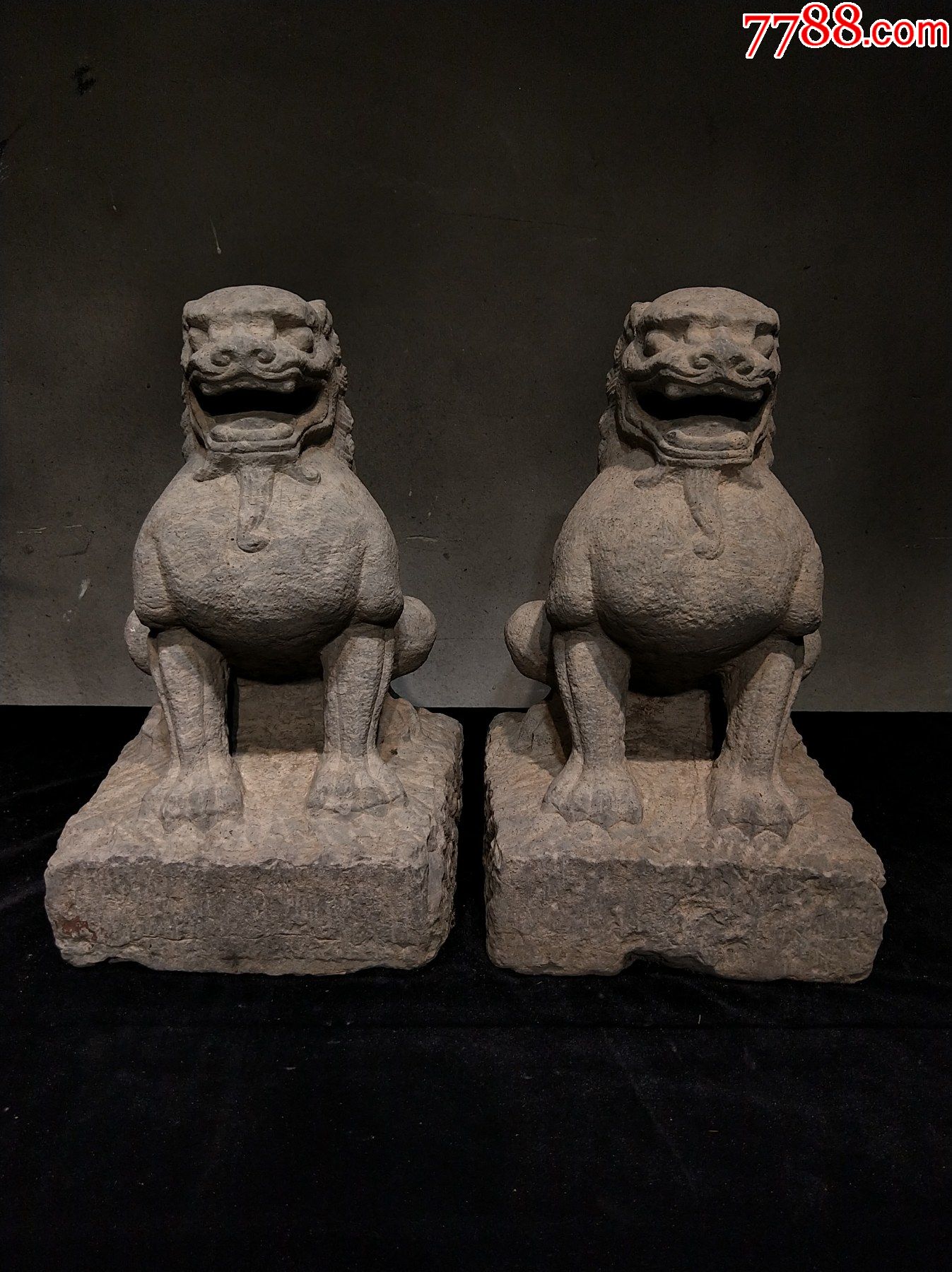 一对青石狮子