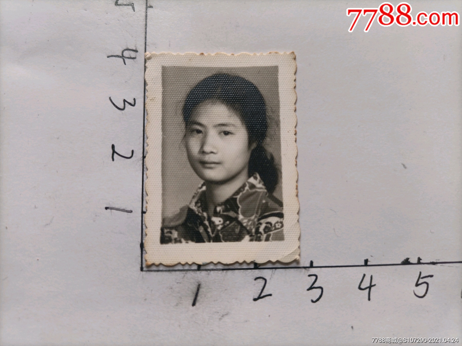 80年代女士证件照