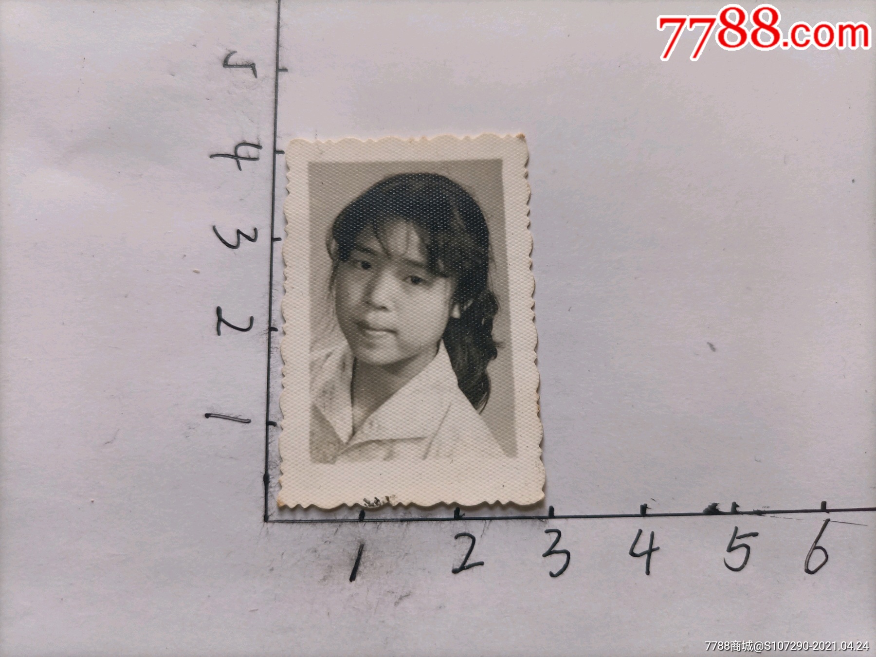 80年代女士证件照