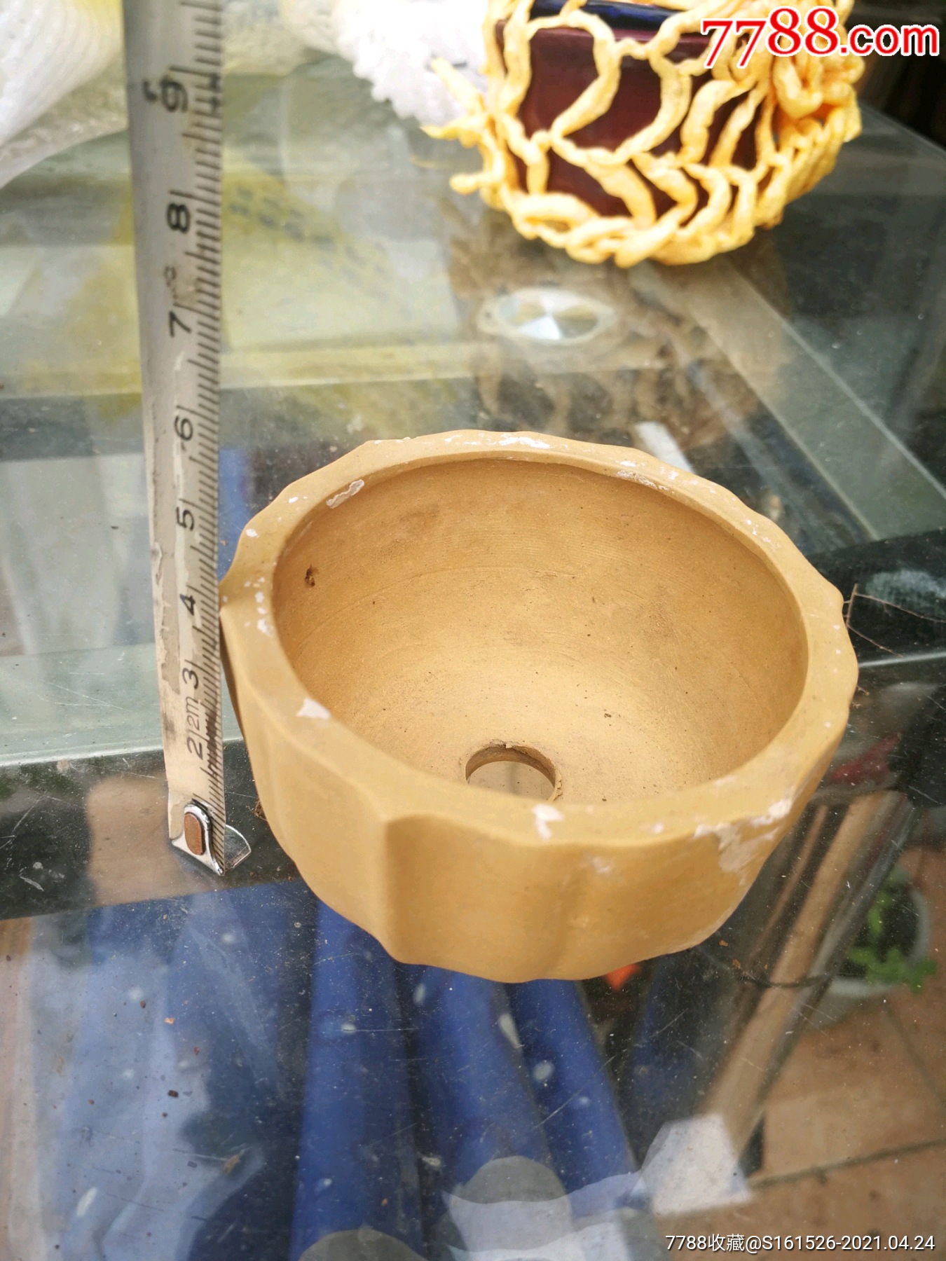 白紫砂微型花盆盆底有中国宜兴章