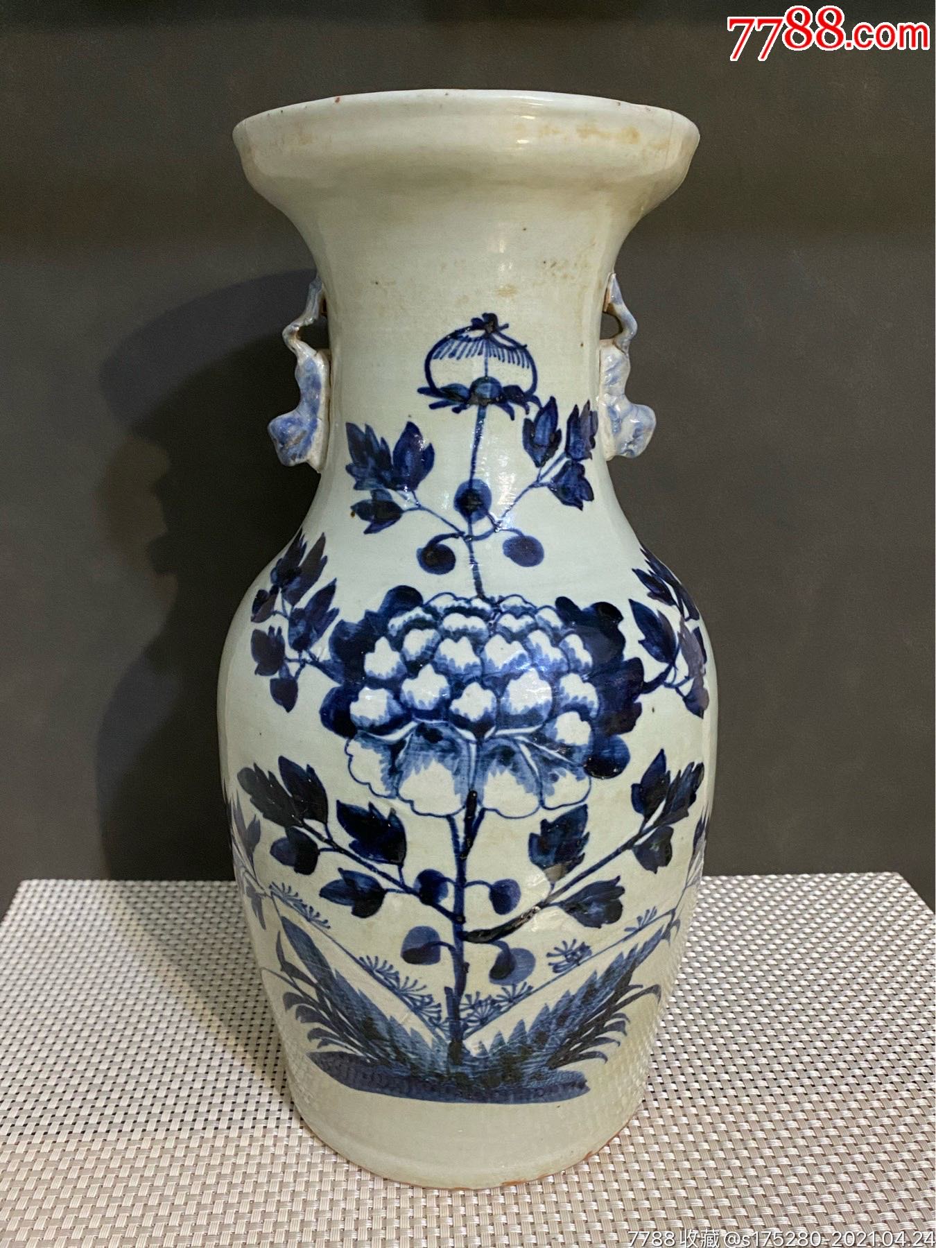 清代豆青釉青花瓶