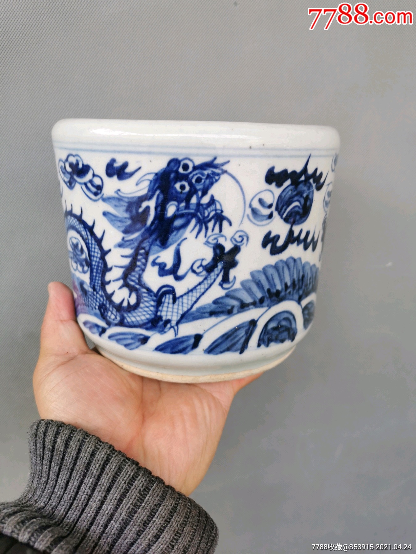 青花龙纹香炉