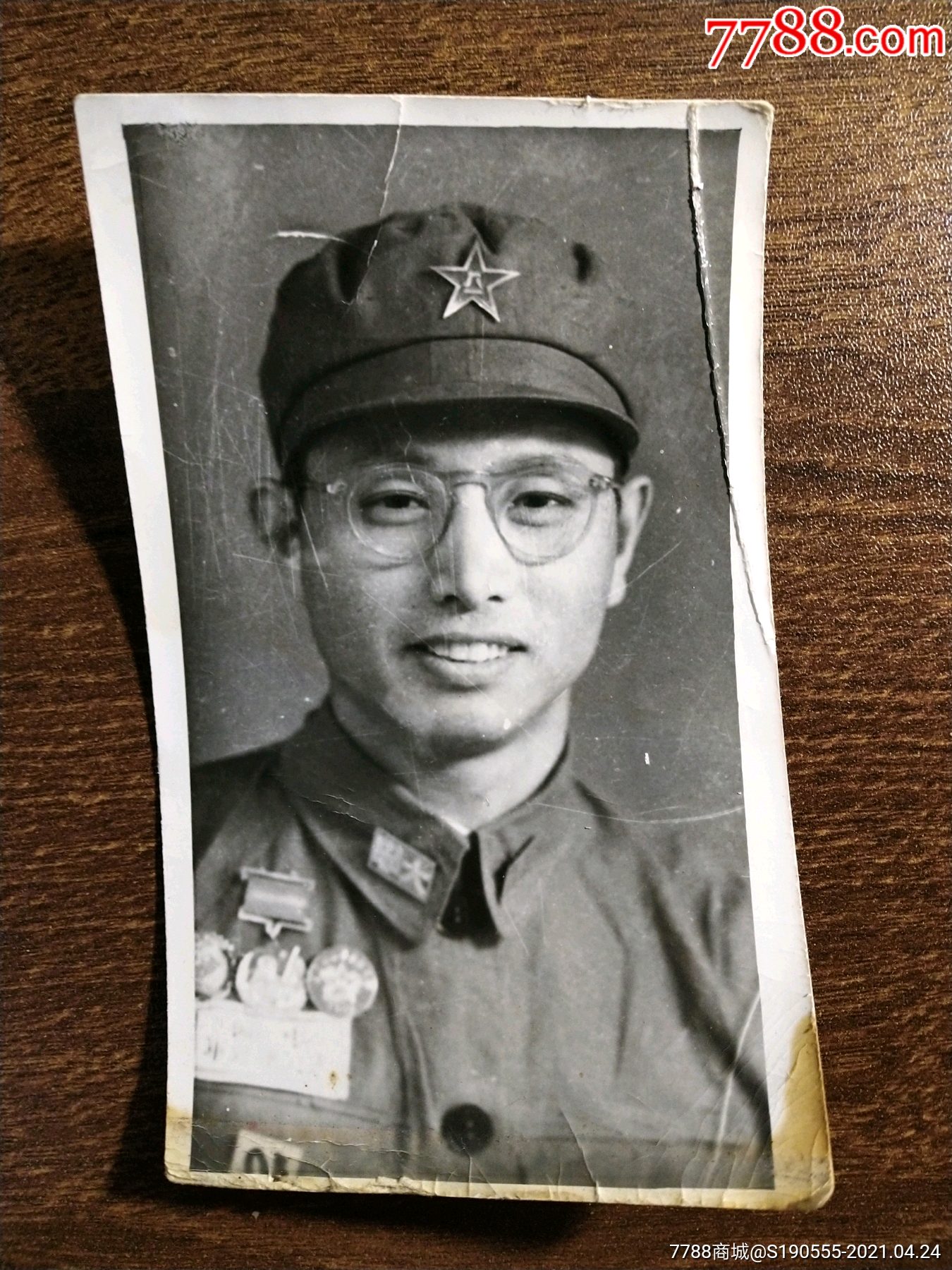 军政大学戴徽章的解放军干部老照片一枚