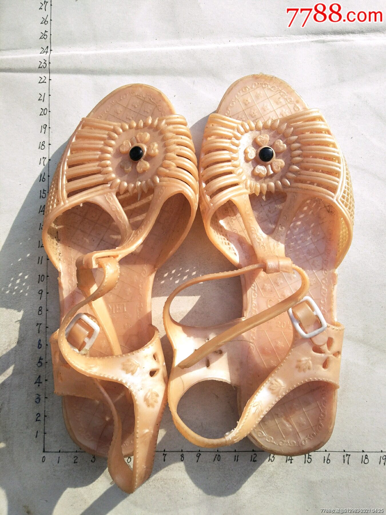 七十年代女塑料凉鞋图图片