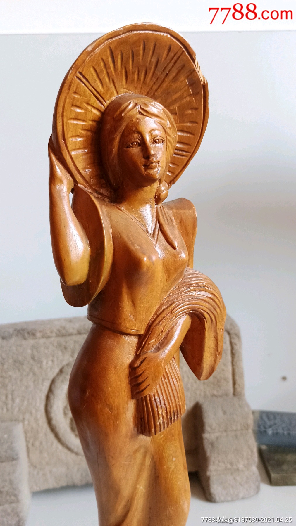 木雕拾穗少女摆件