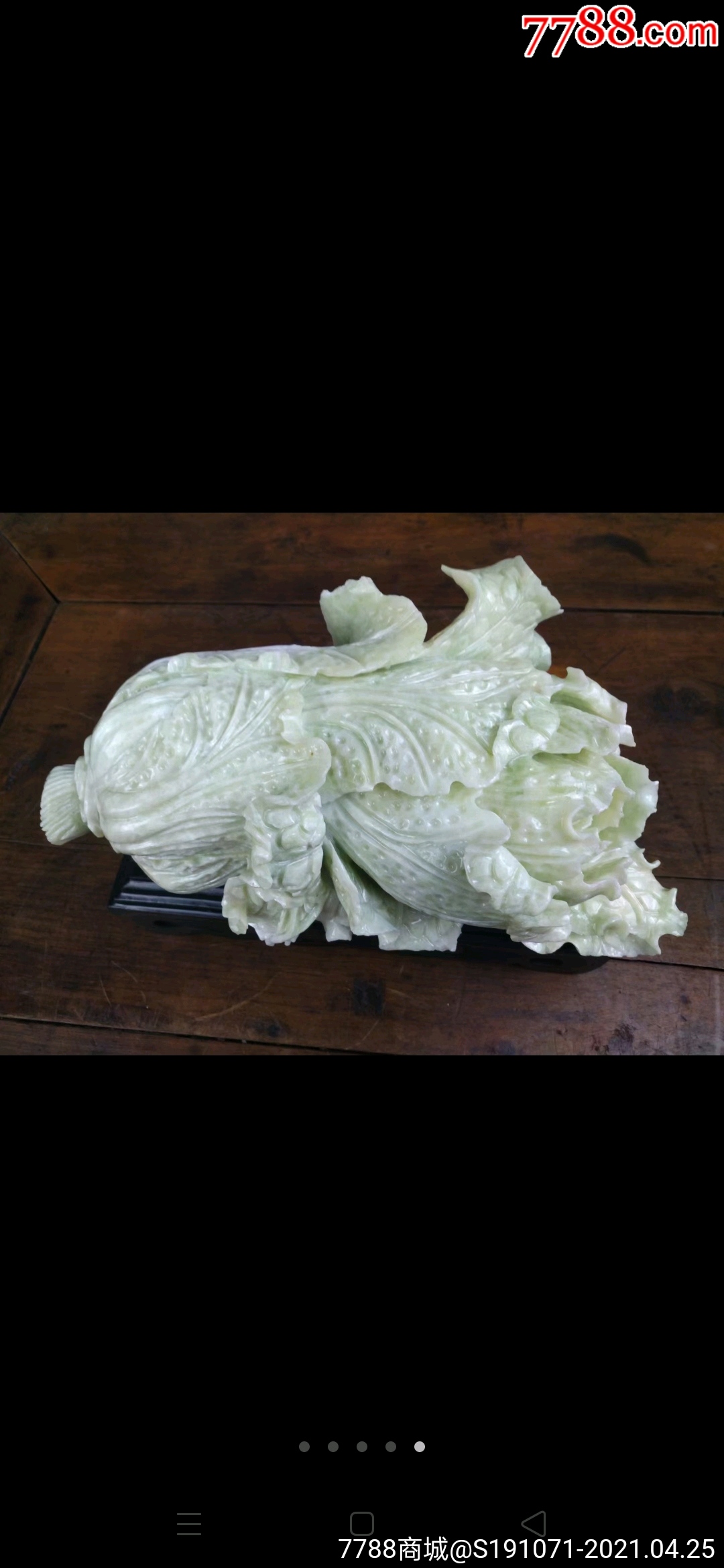 寓意还与白菜的颜色和外形有关,使用纯白的和田玉料雕刻而成的白菜,有