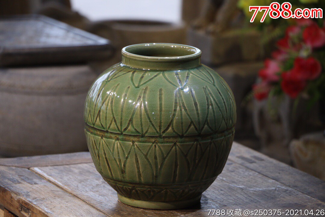 龙泉窑绿釉刻花罐