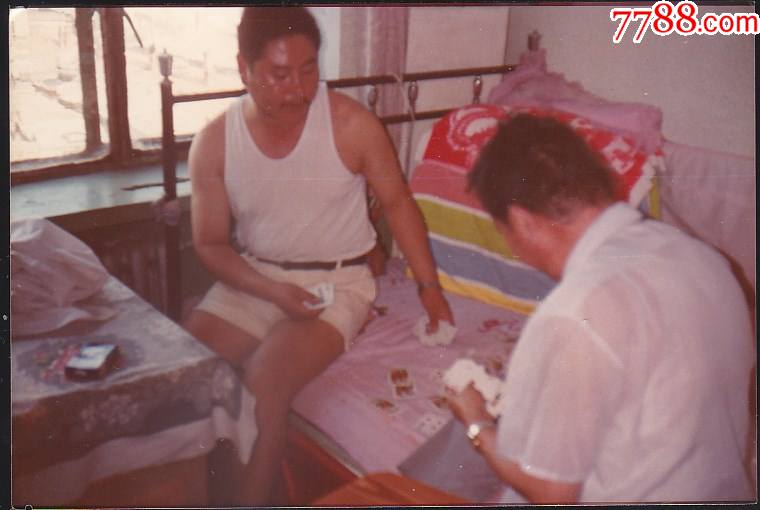 男子床上打扑克