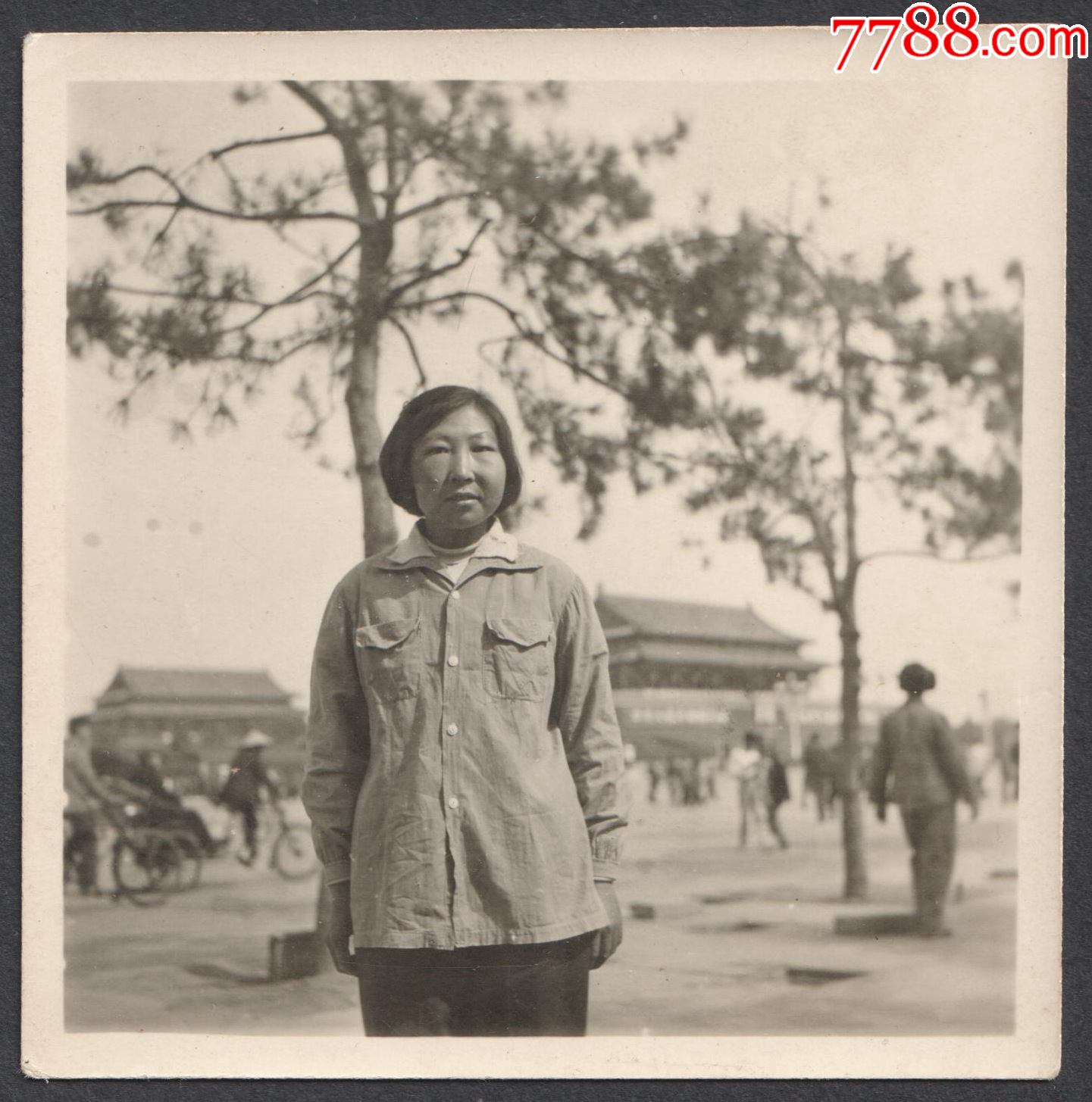 1960年北京天安门广场留念老照片长安街上驶过的人力三轮车背景