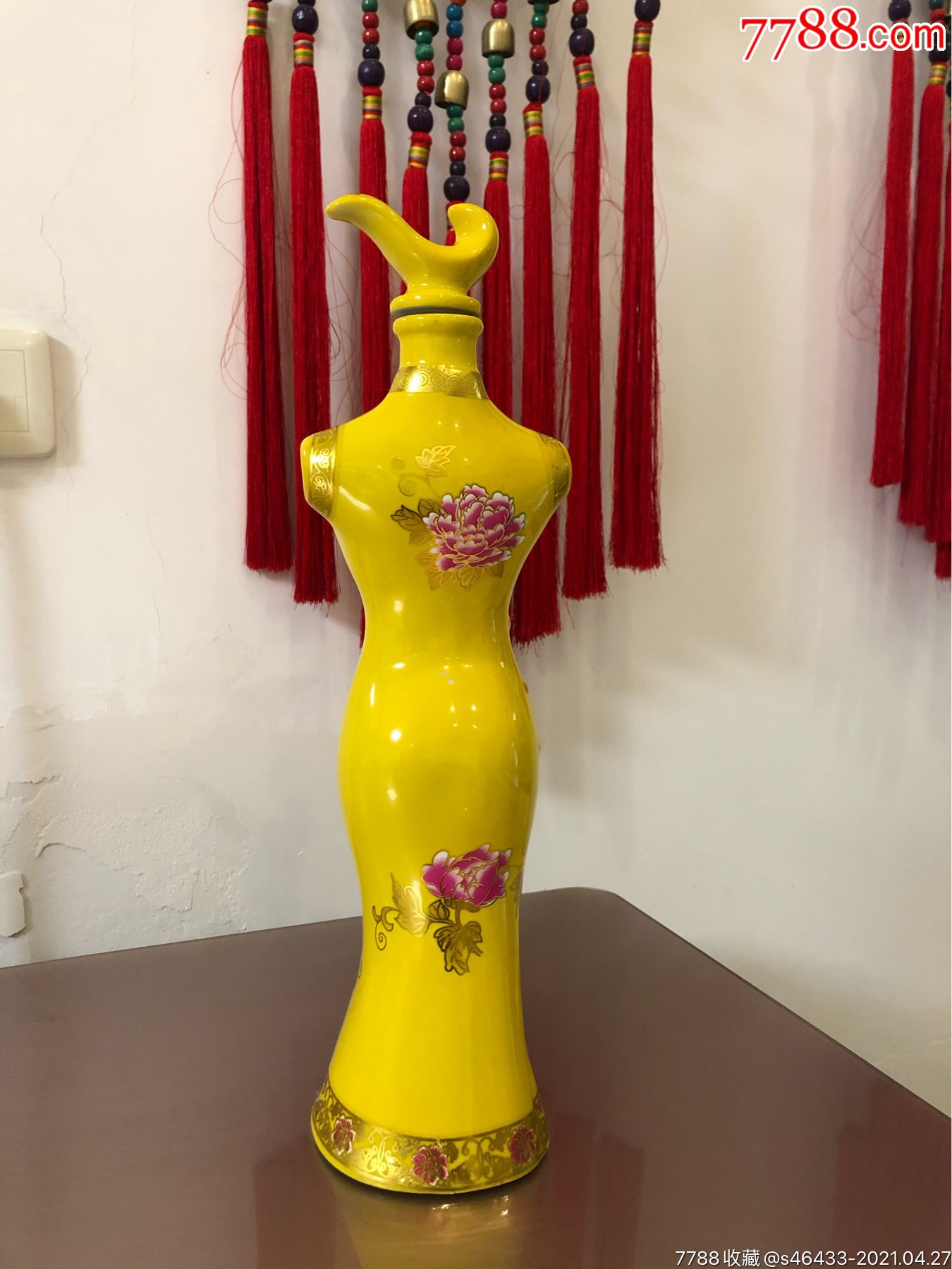 酒瓶收藏,黄色旗袍酒瓶,艺术酒瓶