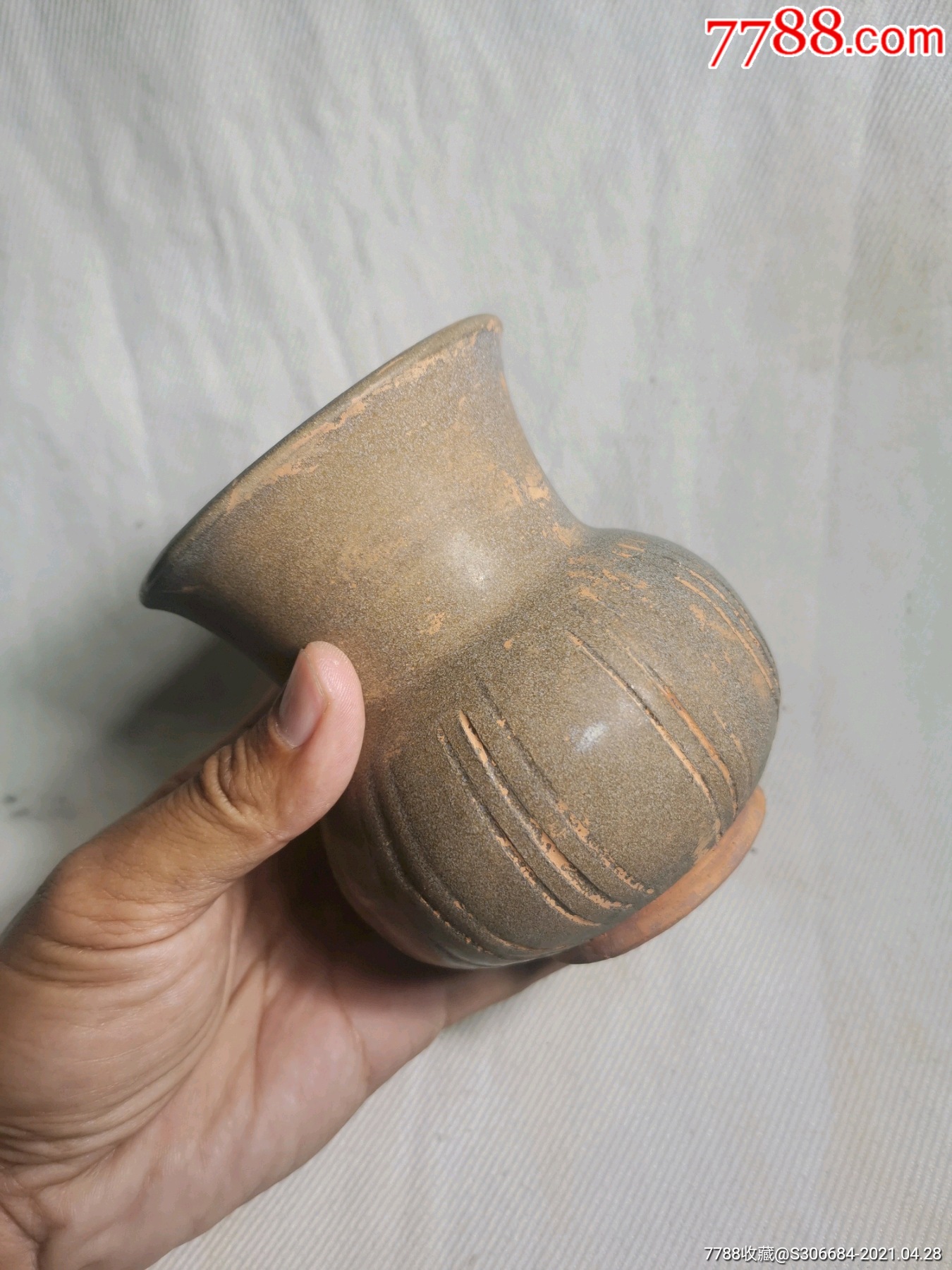 宋代青釉线条纹渣斗