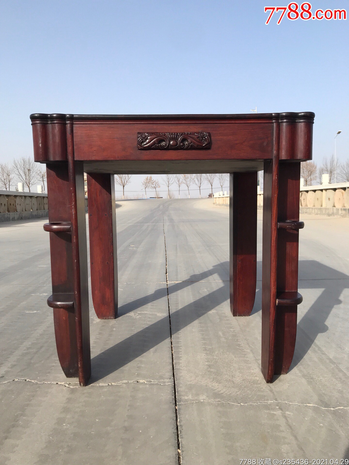 老上海风格老红木麻将桌,造型独特少见,抽屉带精美雕刻,木纹清晰,用料