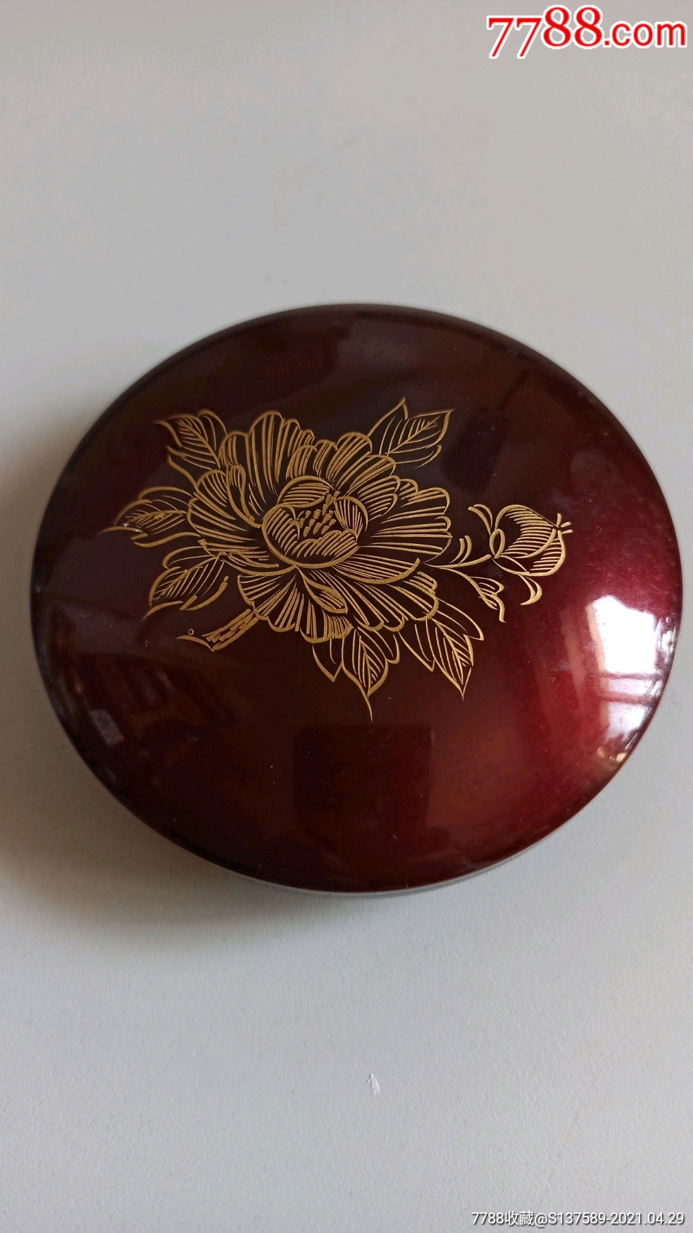 暗红色扁圆形盒