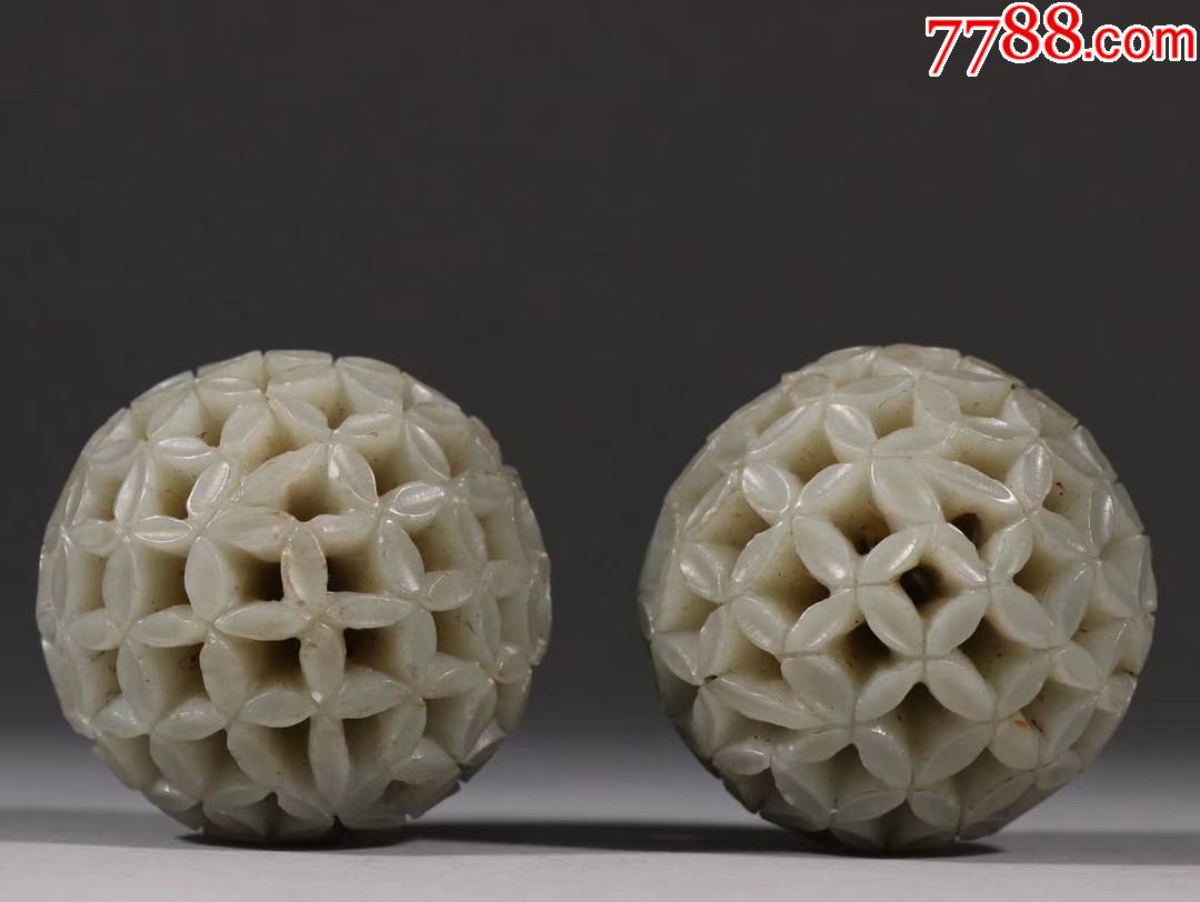 和田玉镂空花纹保健球一对