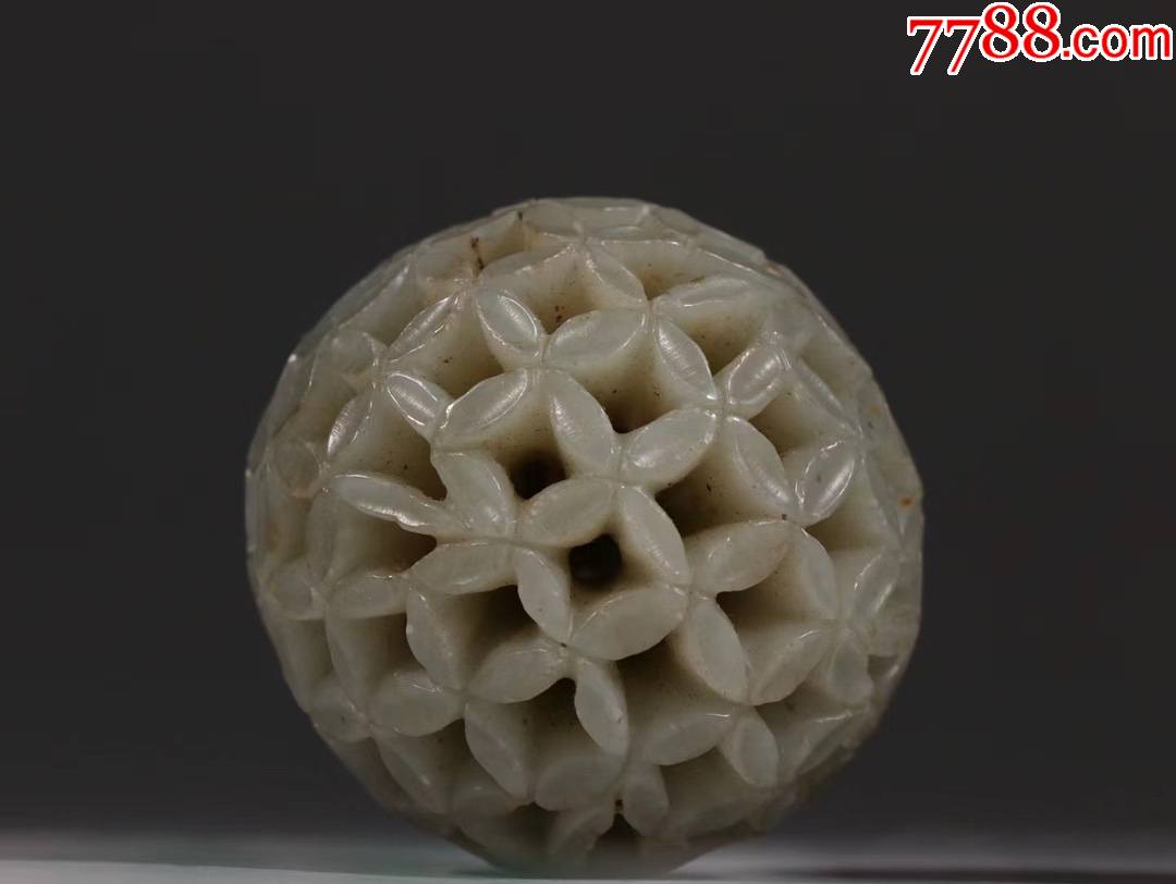 和田玉镂空花纹保健球一对