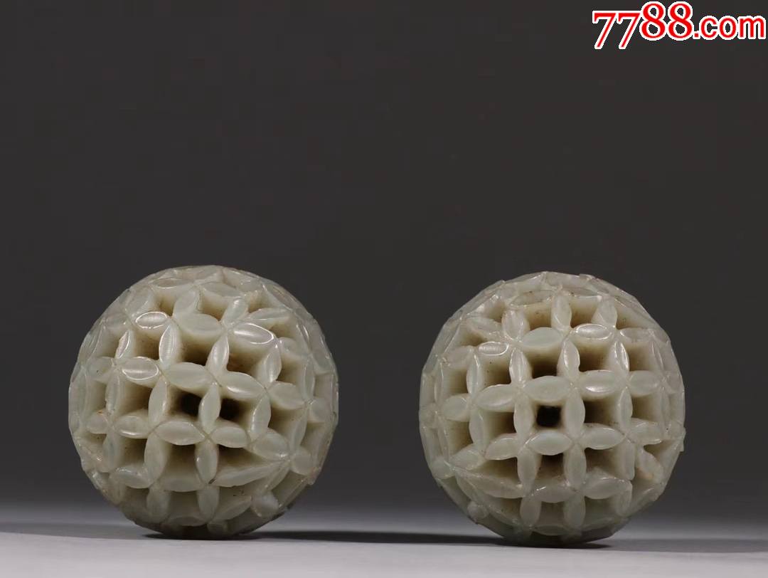 和田玉镂空花纹保健球一对