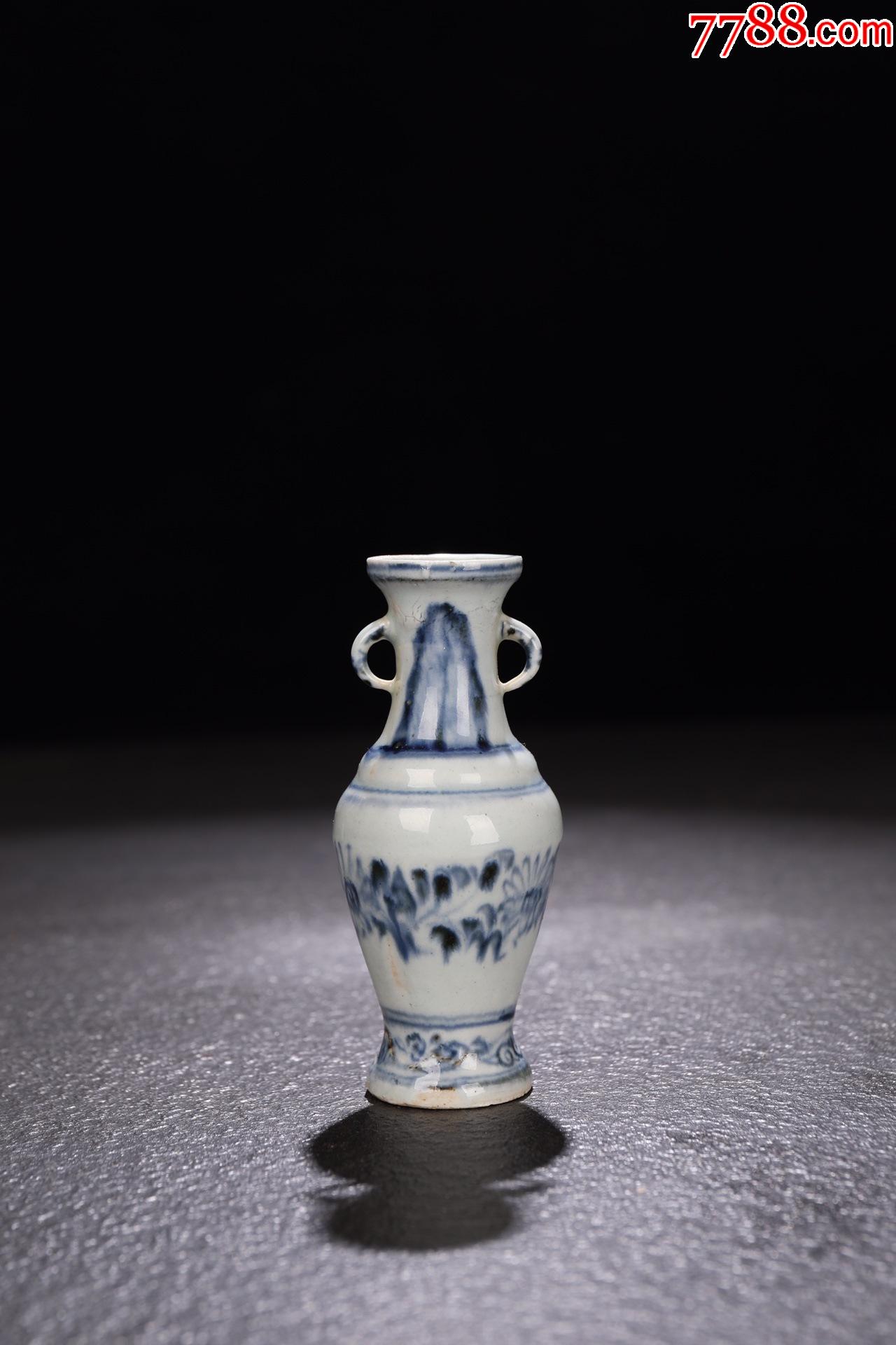 青花花卉纹双耳赏瓶