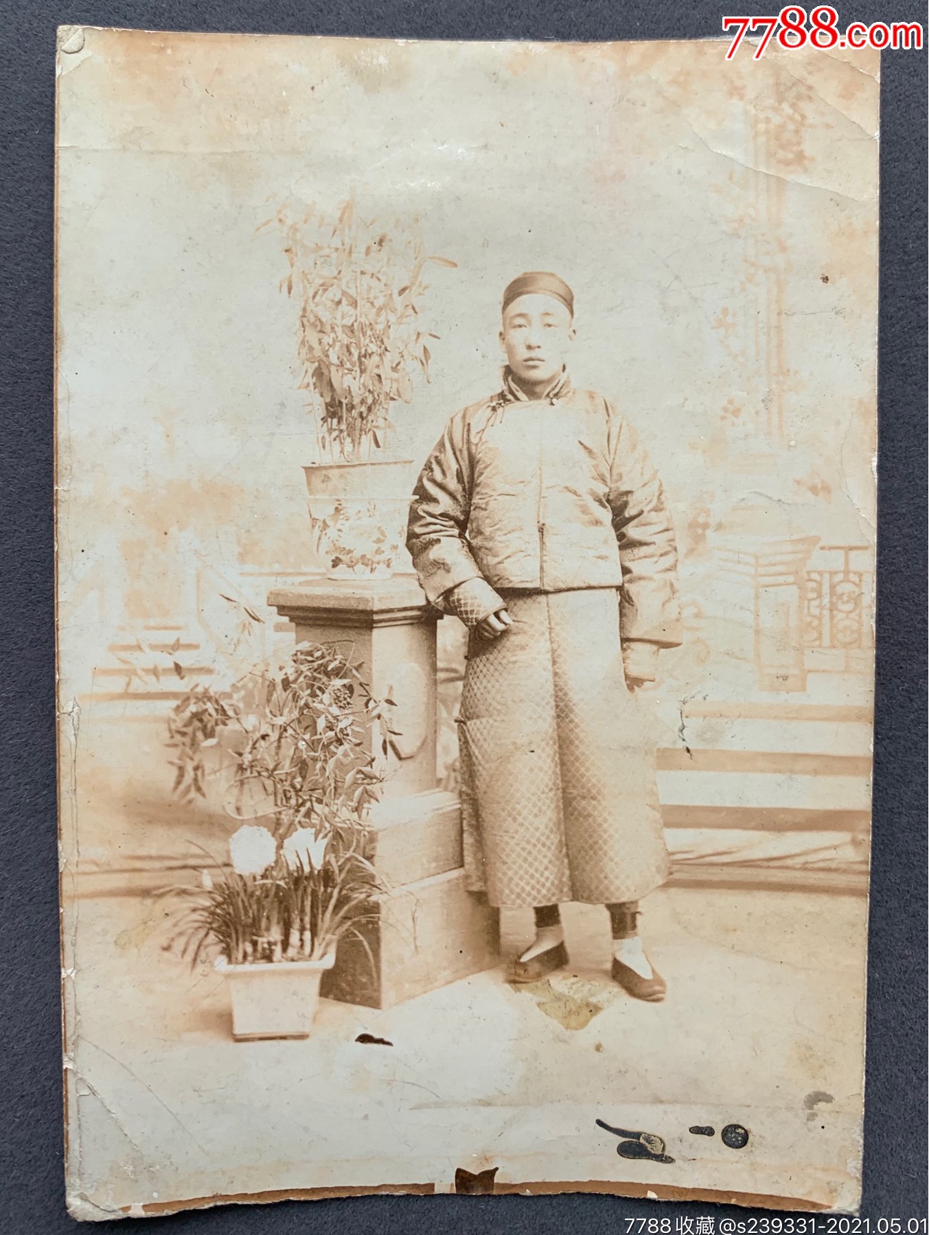 晚清时期相馆布景身着长袍马褂瓜皮帽传统中华服饰公子