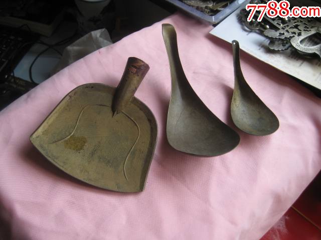 三把造型漂亮耐用的古代铜锅铲