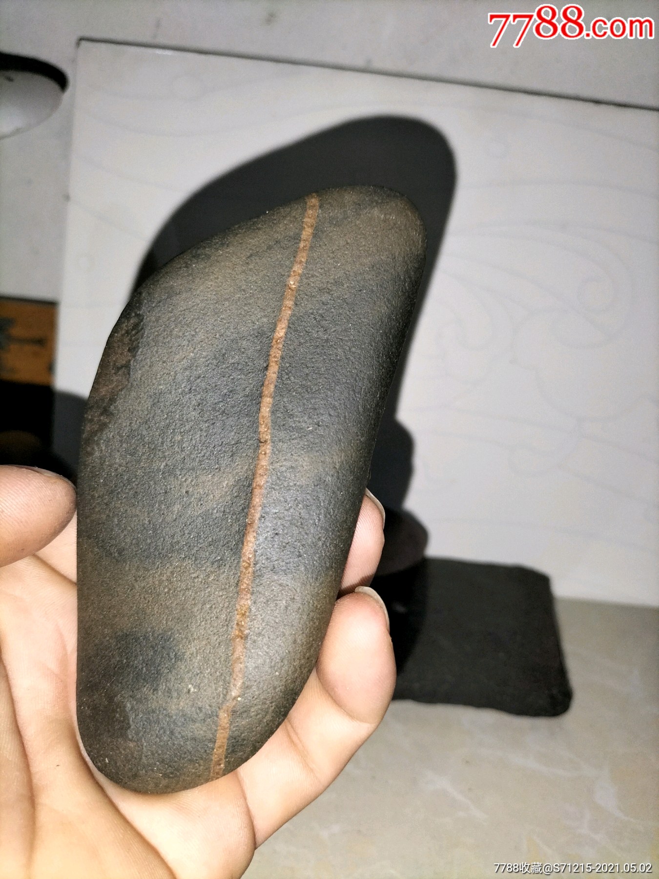 天然石水冲原石手玩石筋纹石铁包金柳叶刀刮痧板