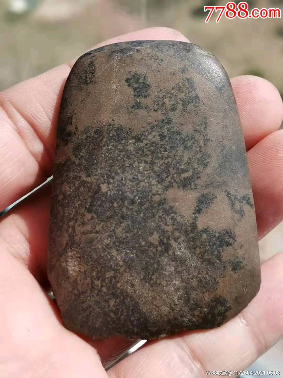 品如图细石斧子
