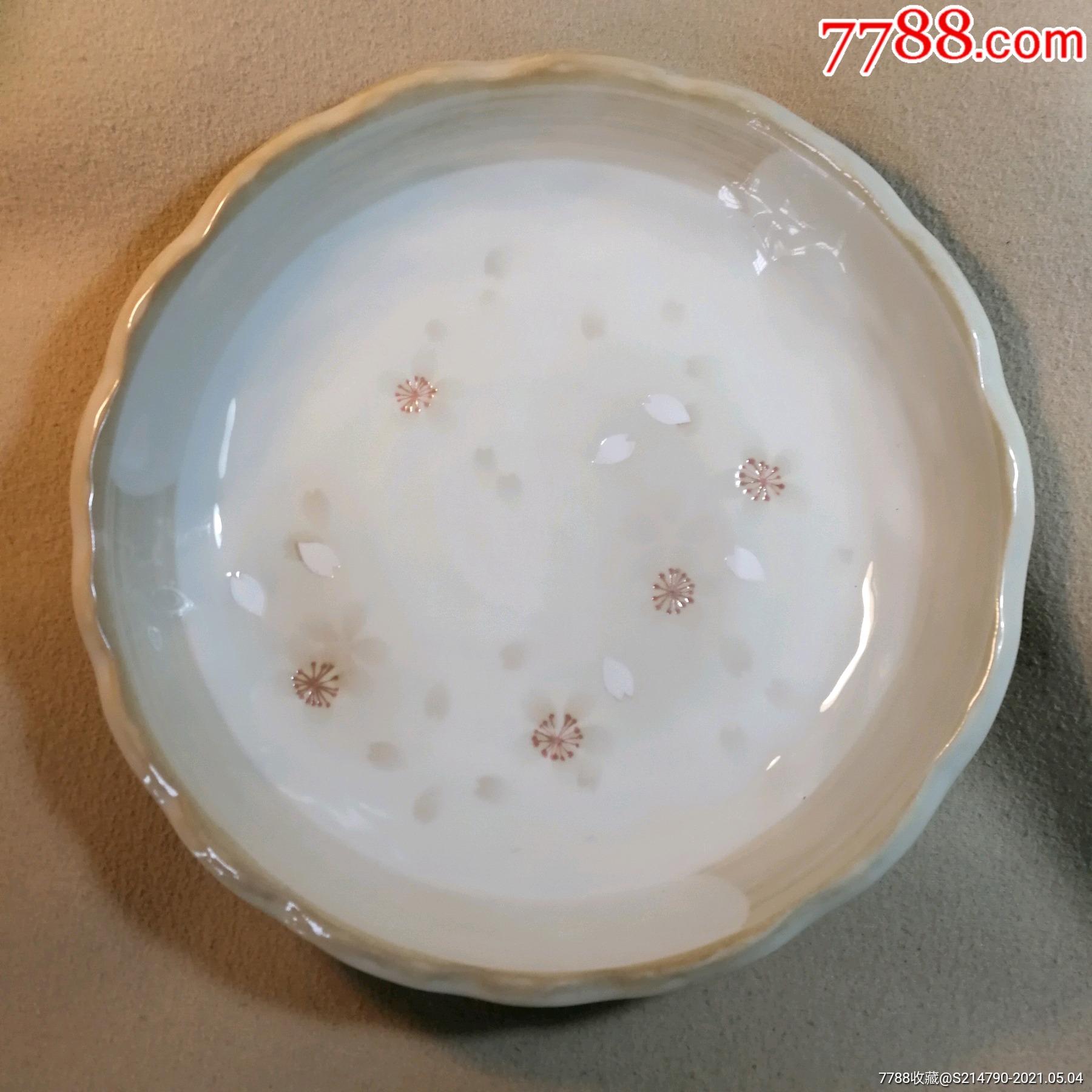 名家瓷——宇野千代,日本著名已故女作家(18*7-1996),也是瓷器设计师